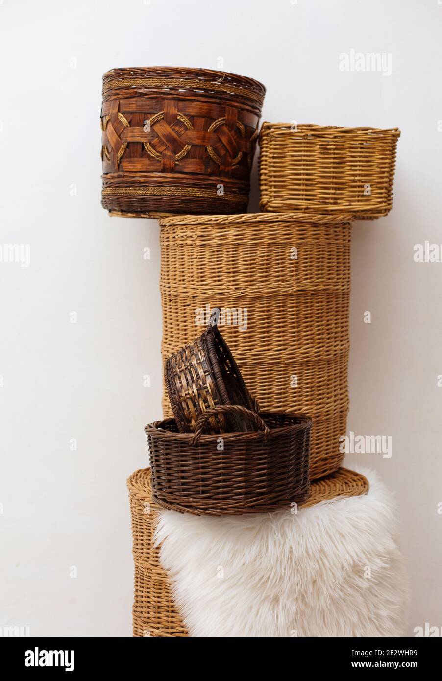 Stapel von sechs verschiedenen Weidenkörben, handgefertigte Handwerk zu Hause Lagerung Stockfoto