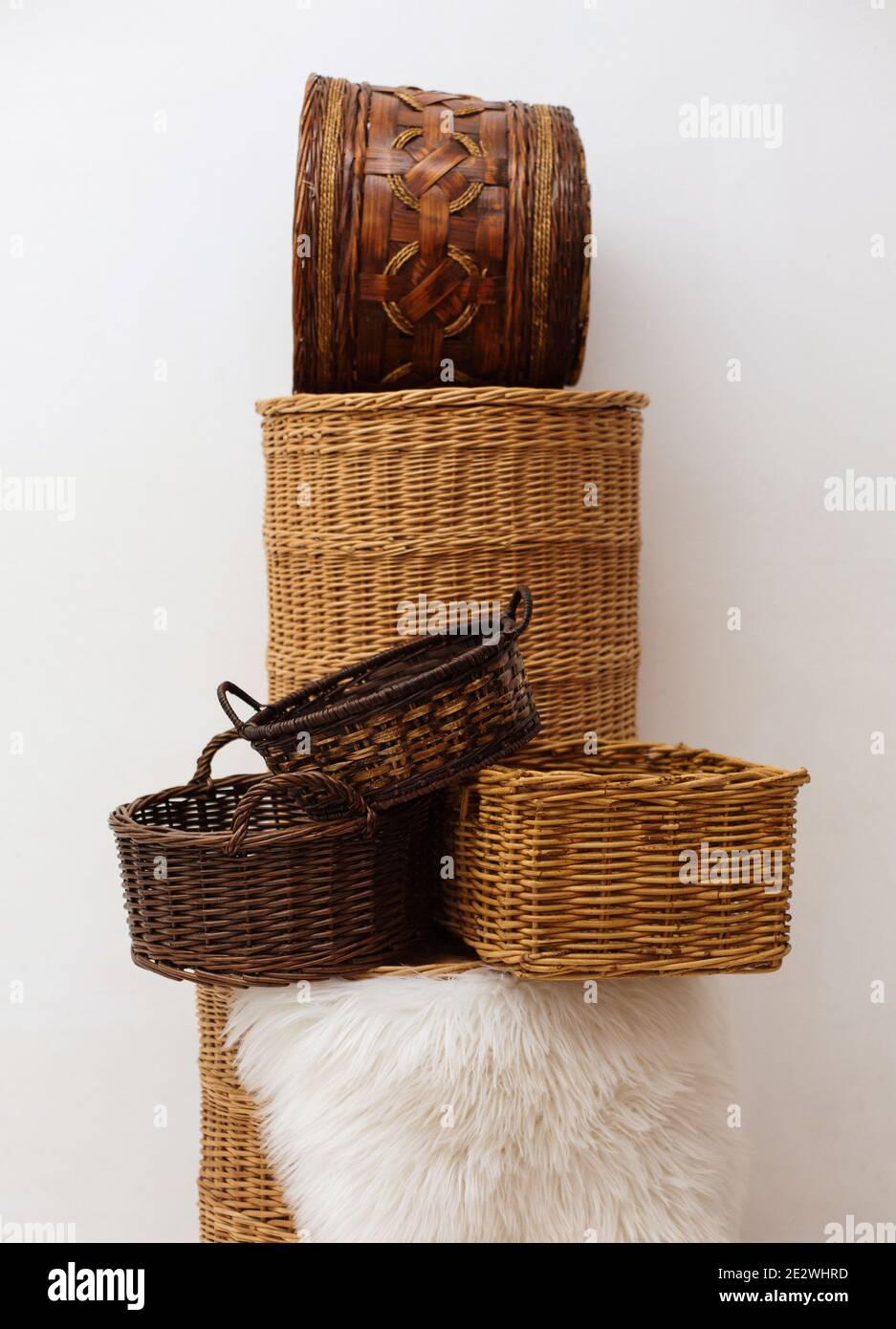 Stapel von schönen Handwerk Weidenkörbe aus Stroh, Schilf und Bambus Stockfoto
