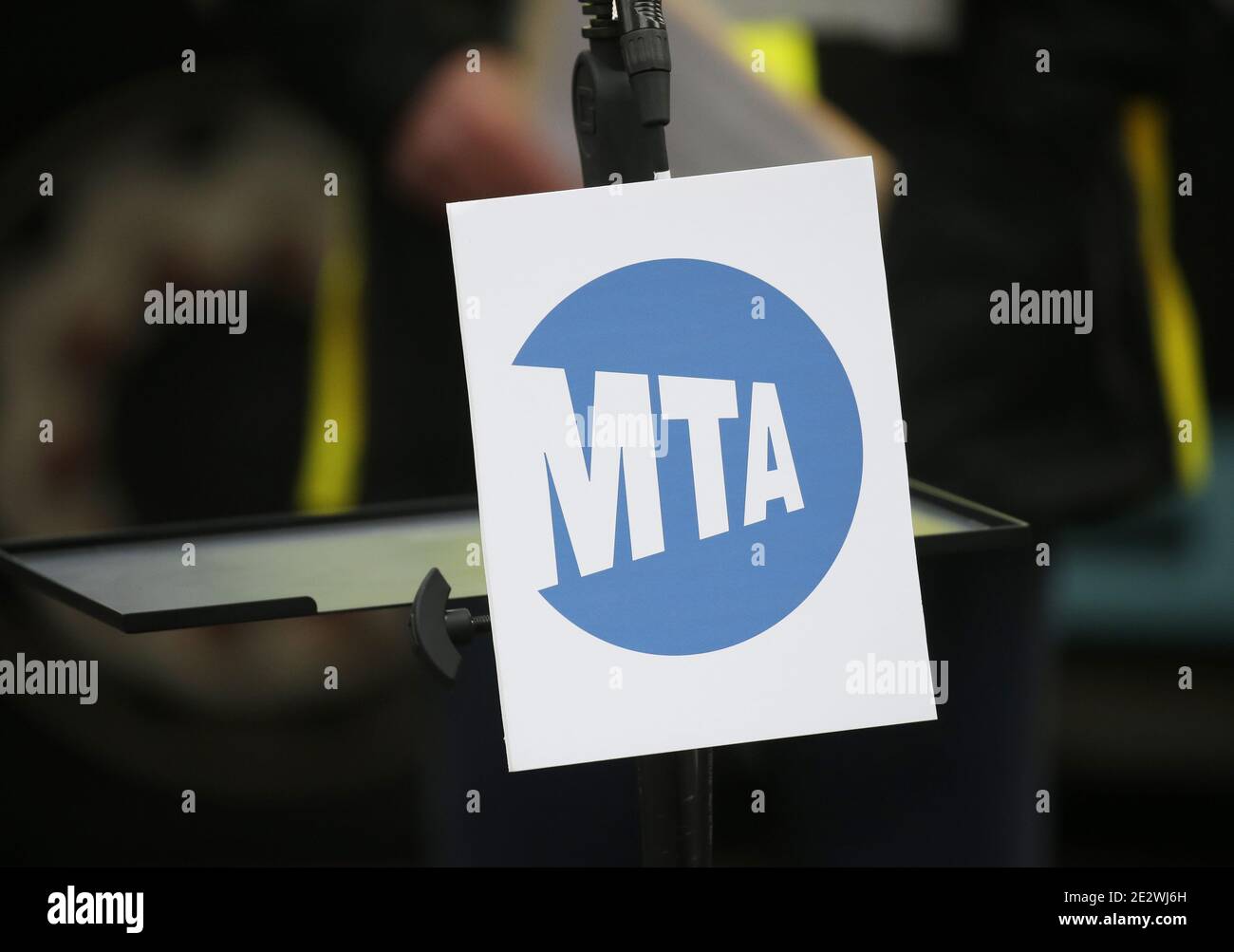 New York, Usa. Januar 2021. Ein MTA-Logo ist auf einem Podium angebracht, bevor die Interimspräsidentin der New York City Transit Authority Sarah E. Feinberg auf einer Pressekonferenz spricht, nachdem acht Personen verletzt wurden, als ein Tandem-MTA-Stadtbus abgestürzt war und am Donnerstagabend an einer New York City-Überführung hängen blieb In New York City am Freitag, 15. Januar 2021. Foto von John Angelillo/UPI Kredit: UPI/Alamy Live Nachrichten Stockfoto