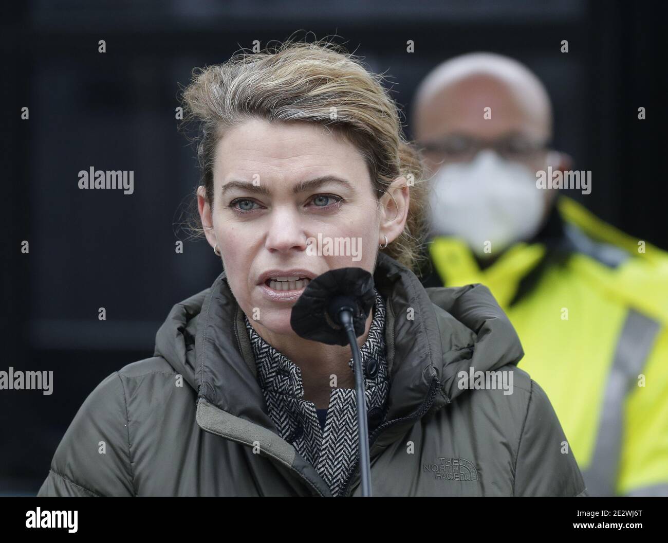 New York, Usa. Januar 2021. Die Interimspräsidentin der New York City Transit Authority Sarah E. Feinberg spricht auf einer Pressekonferenz, nachdem acht Personen verletzt wurden, als ein Tandem-MTA-Stadtbus am Freitag, dem 15. Januar 2021, in New York City am Donnerstagabend an einer New York City-Überführung hing. Foto von John Angelillo/UPI Kredit: UPI/Alamy Live Nachrichten Stockfoto