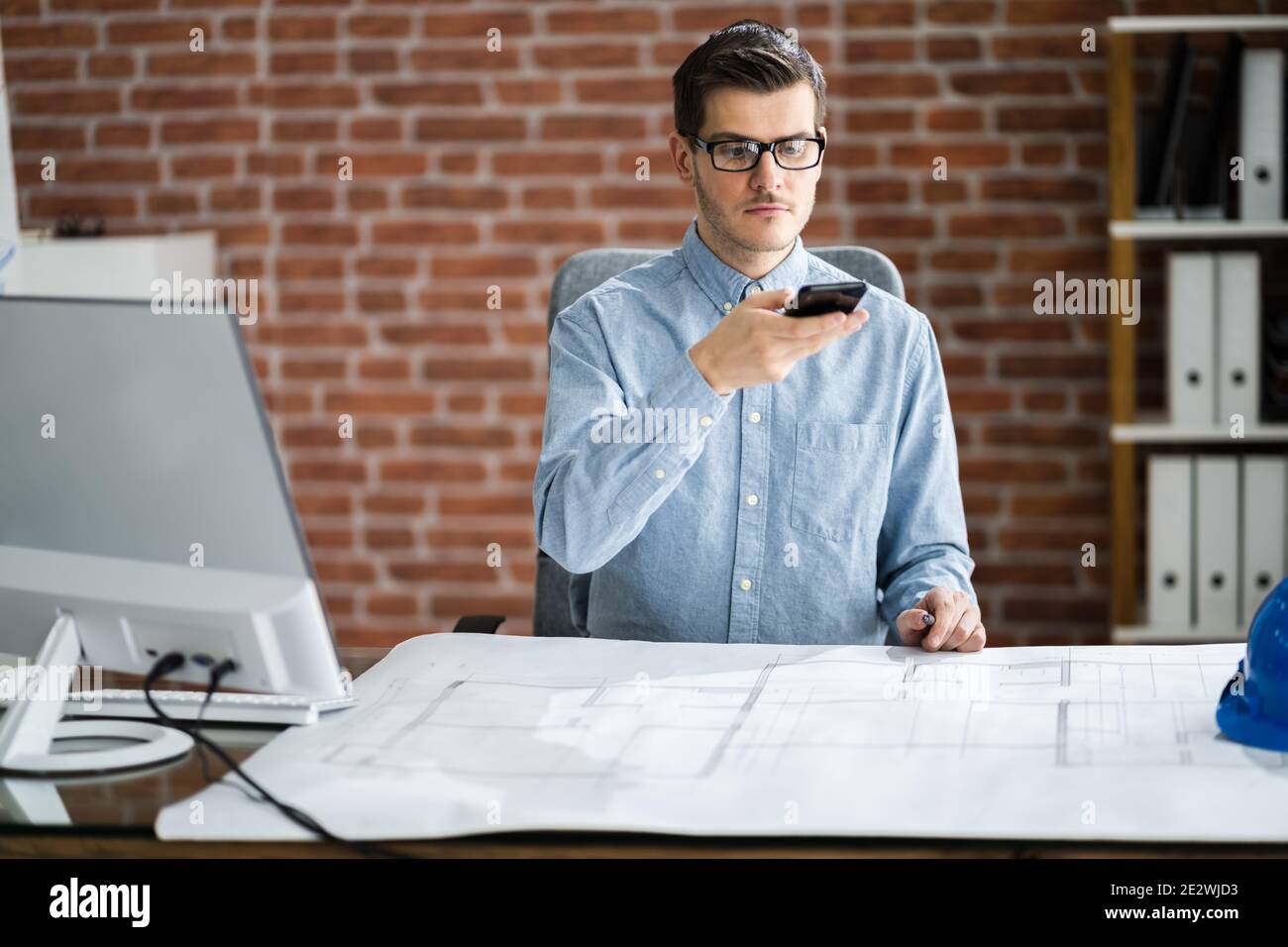 Blueprint-Plan-Dokument Wird Mit Dem Telefon Gescannt. Foto Wird Aufgenommen Stockfoto