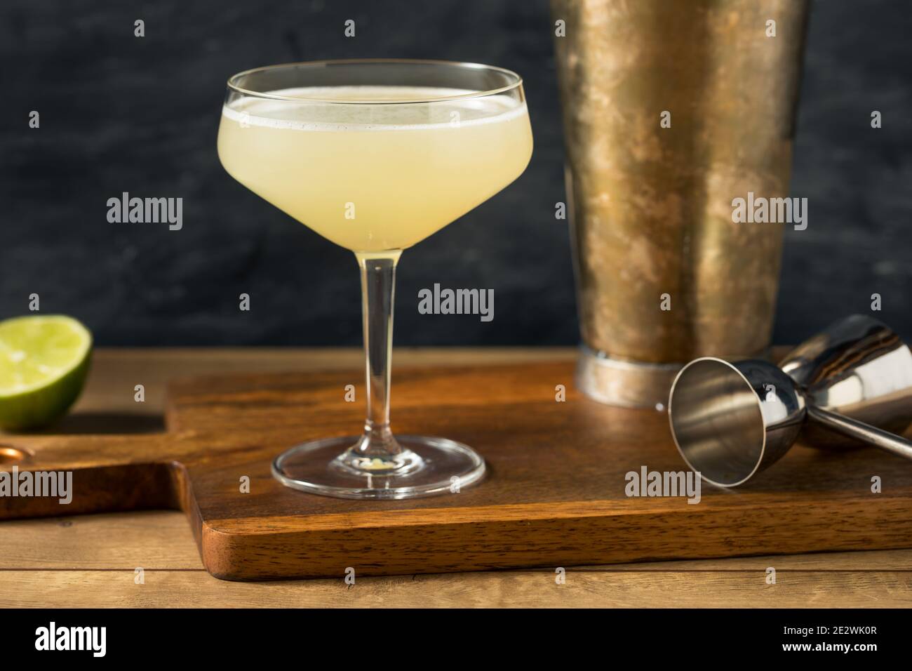 Erfrischender Mezcal illegaler Cocktail mit Limette und Rum Stockfoto