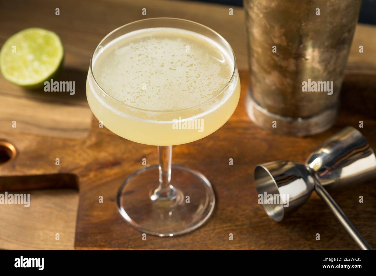 Erfrischender Mezcal illegaler Cocktail mit Limette und Rum Stockfoto