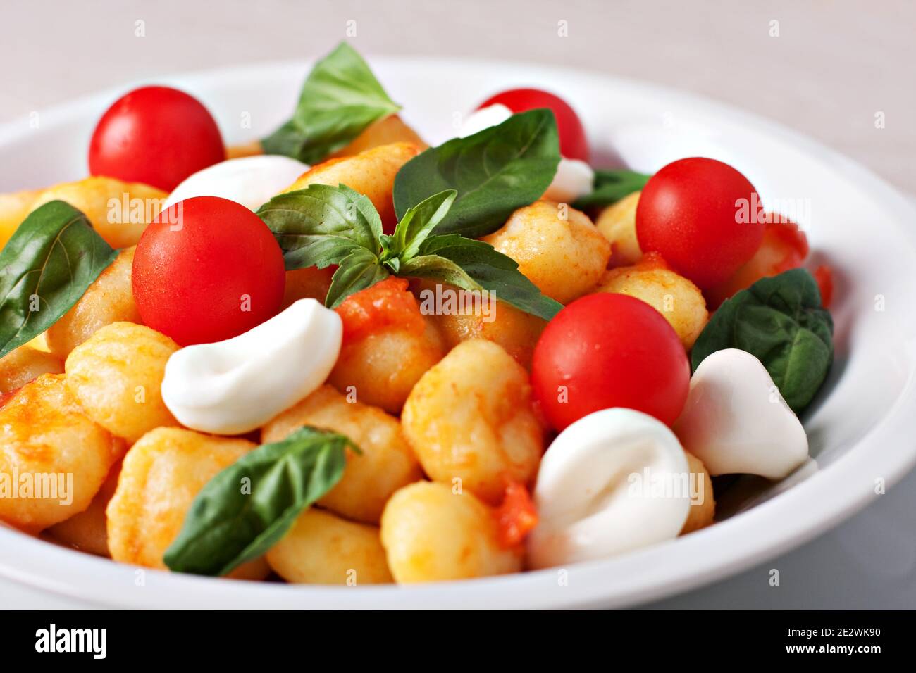 Hausgemachte Gnocchi mit Tomatensauce Basilikum und Mozzarella. Stockfoto