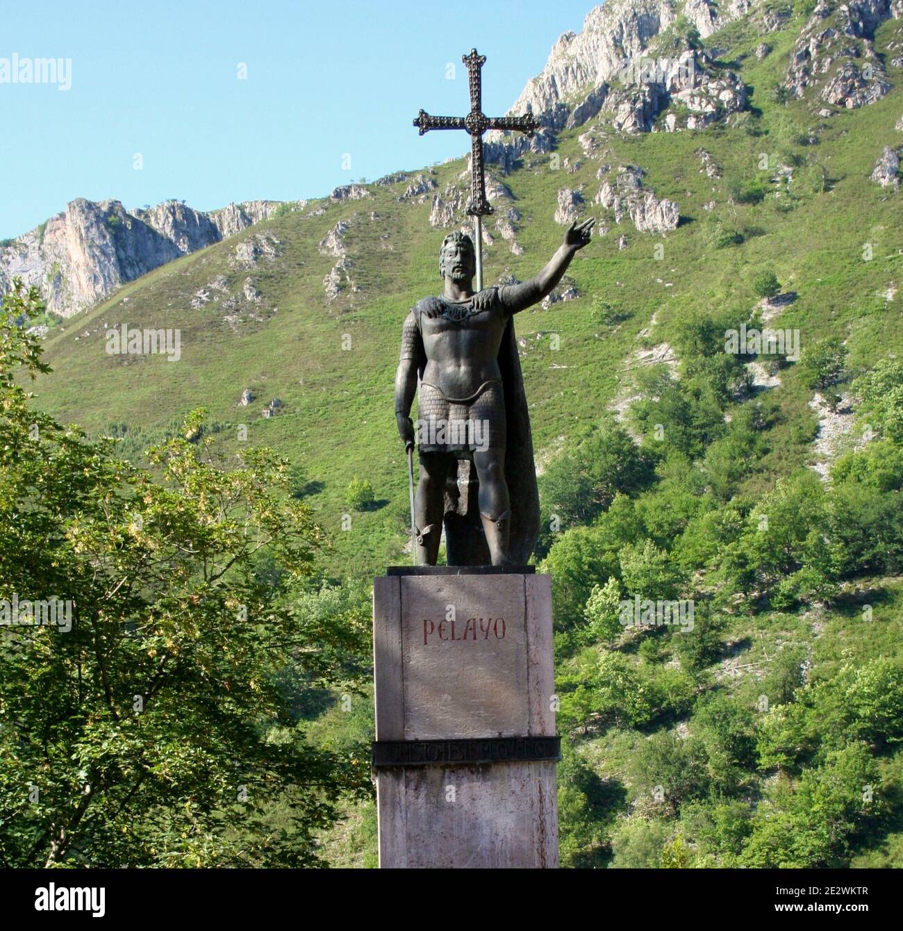 Statue installiert im Jahr 1964 von Pelayo Pelagius von Asturien, die Gegründet das Königreich Asturien im Jahr 718 Covadonga Asturien Spanien Stockfoto