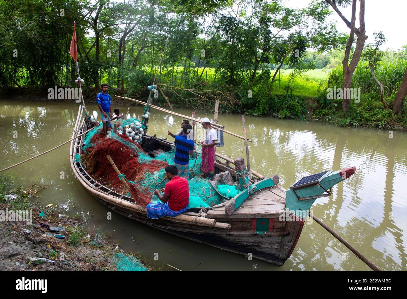 Fischer reparieren ihre Netze in einem Fischerdorf am Ufer des Meghna River, Chandpur, bangladesch Stockfoto