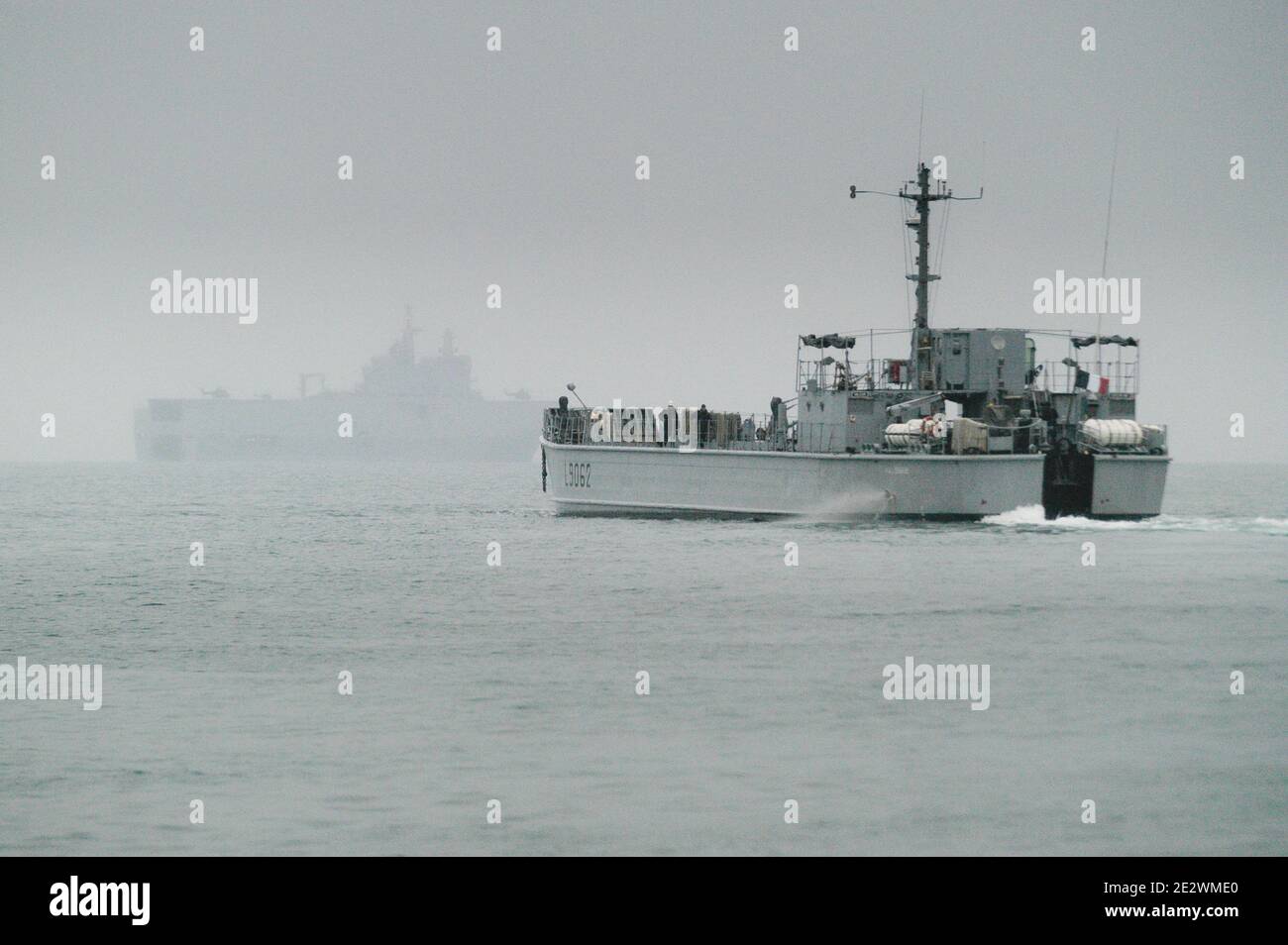 FS Hallebarde ein Landungsschiff auf dem Weg zur FS Mistral, um Fahrzeuge während einer Übung in der abzuholen Mittelmeer Stockfoto