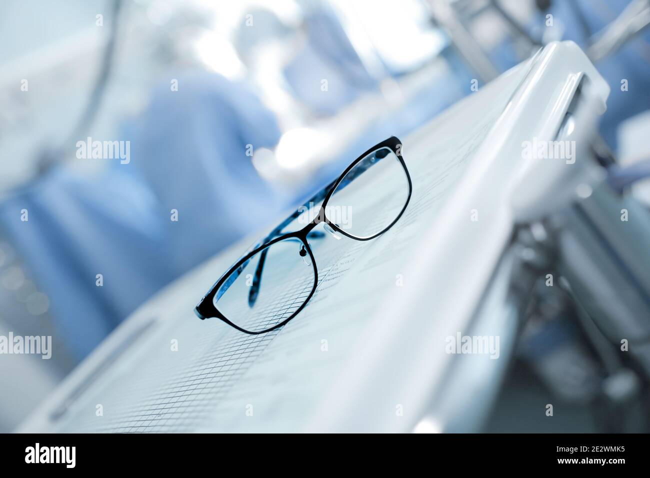 Brillen auf dem Hintergrund der arbeitenden Chirurgen. Stockfoto