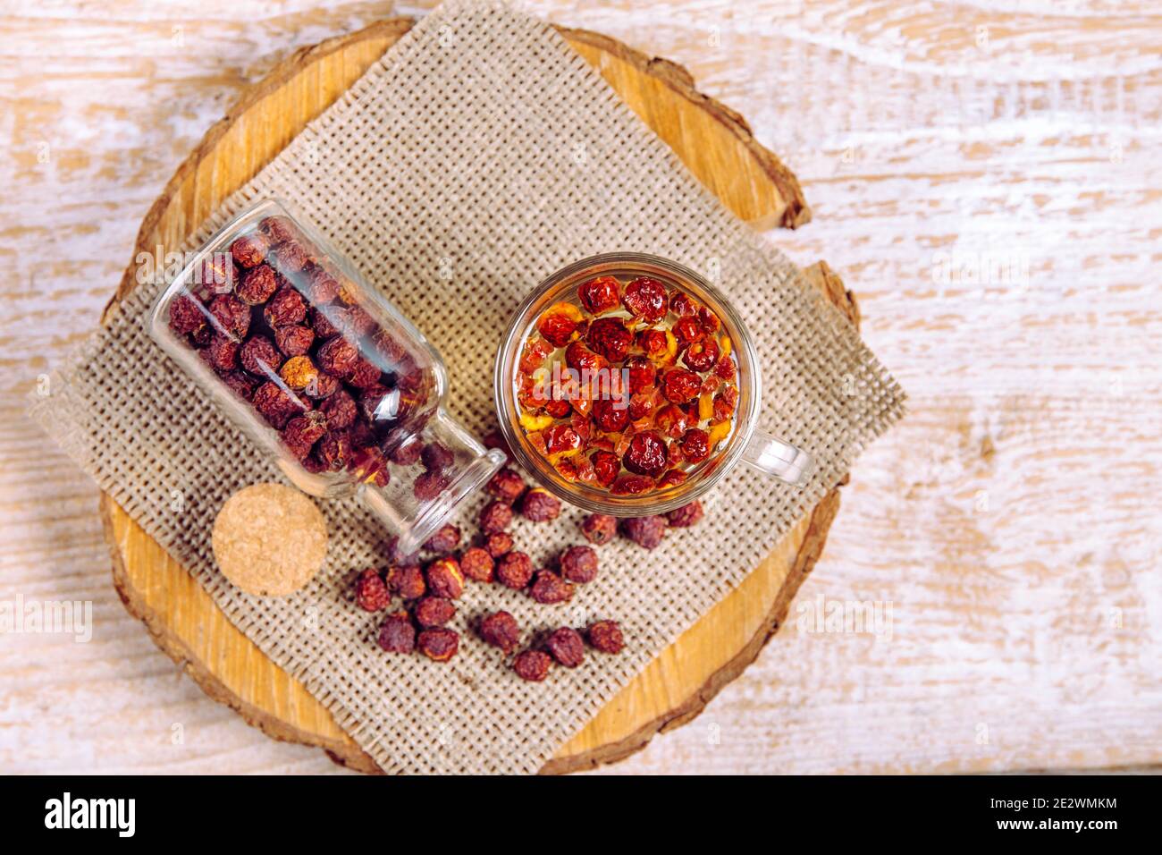 Getrocknete Crataegus curvisepala Crataegus monogyna, Crataegus rhipidophylla bekannt als gemeinsame Weißdorn oder einsaat Weißdornbeeren Kräutertee. Stockfoto
