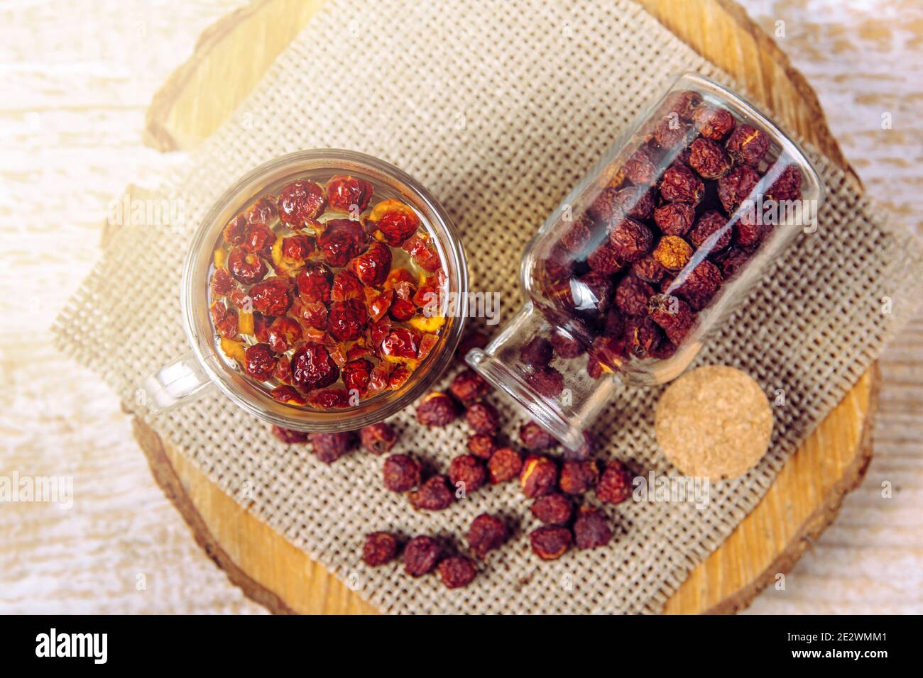 Getrocknete Crataegus curvisepala Crataegus monogyna, Crataegus rhipidophylla bekannt als gemeinsame Weißdorn oder einsaat Weißdornbeeren Kräutertee. Stockfoto