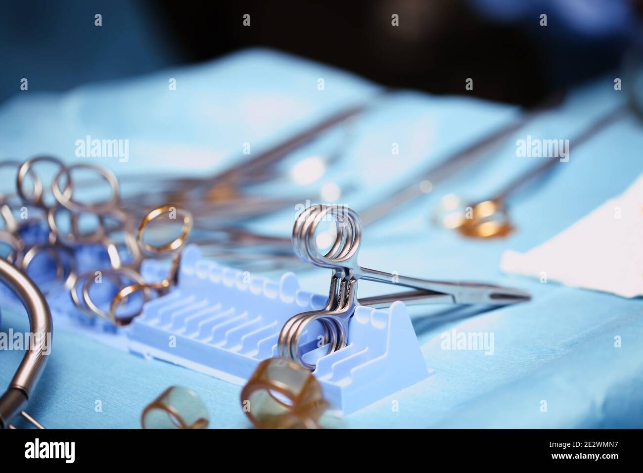 Chirurgische Werkzeuge während der medizinischen Manipulation. Stockfoto