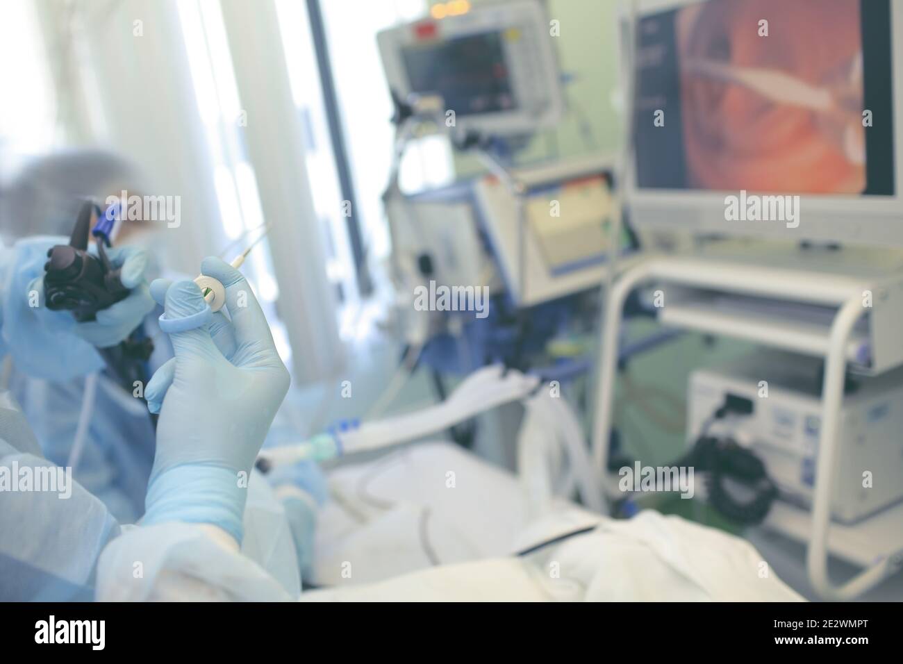 Arzt bietet medizinische Endoskopie Verfahren. Stockfoto