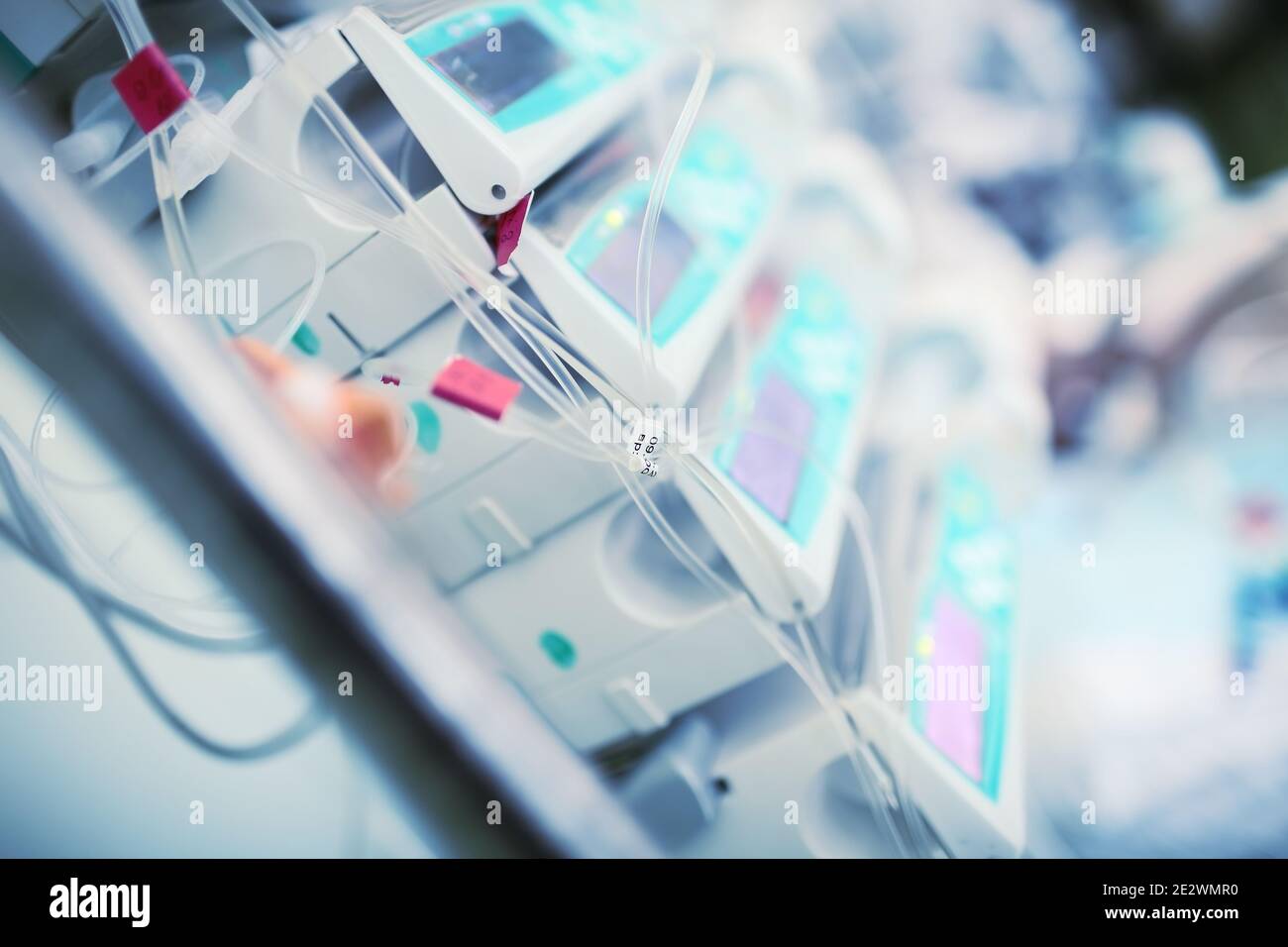 Stationsgeräte für die intravenöse Infusion von Medikamenten. Stockfoto