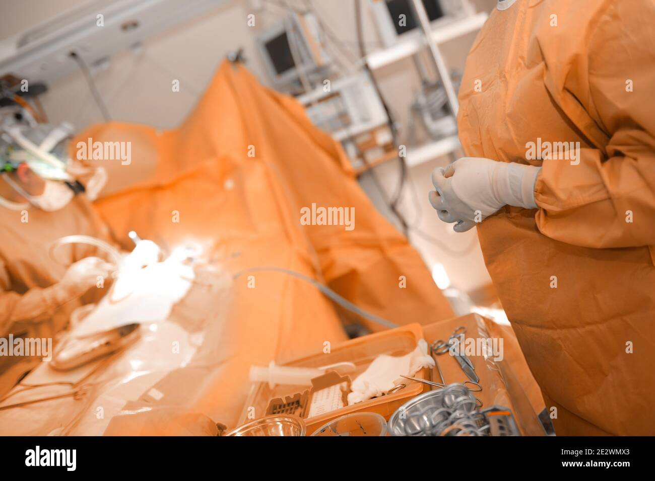 Die Krankenschwester unterstützt den Chirurgen während der Operation. Stockfoto