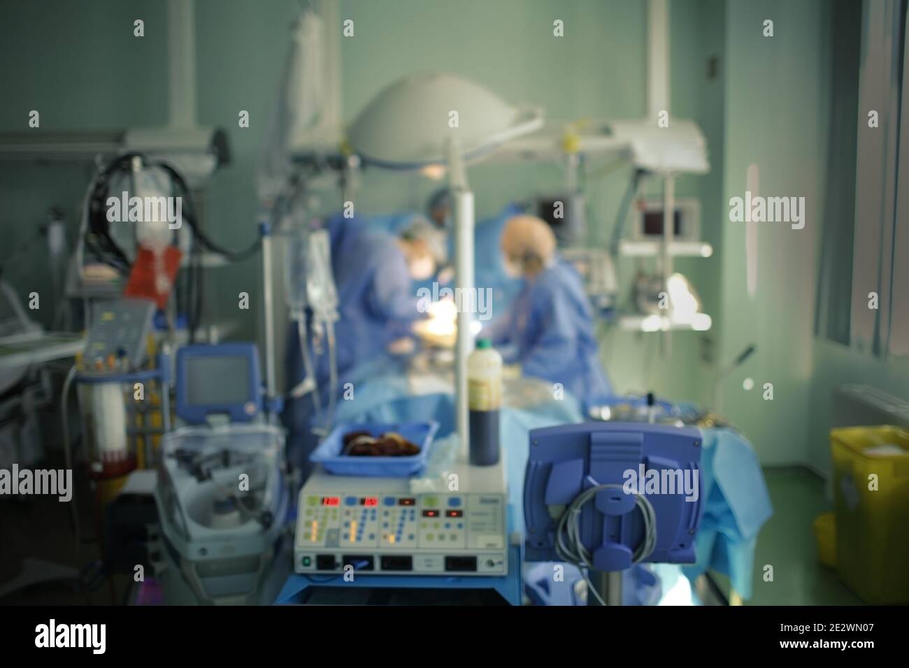 Dringende Operation auf der Intensivstation, unfokussierter Hintergrund. Stockfoto