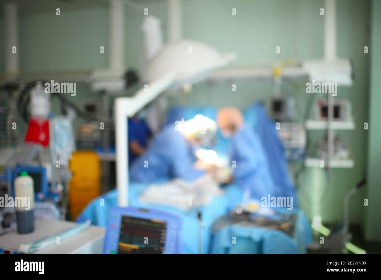 Unfokussierter Hintergrund des operativen Personals im Krankenhaus. Stockfoto