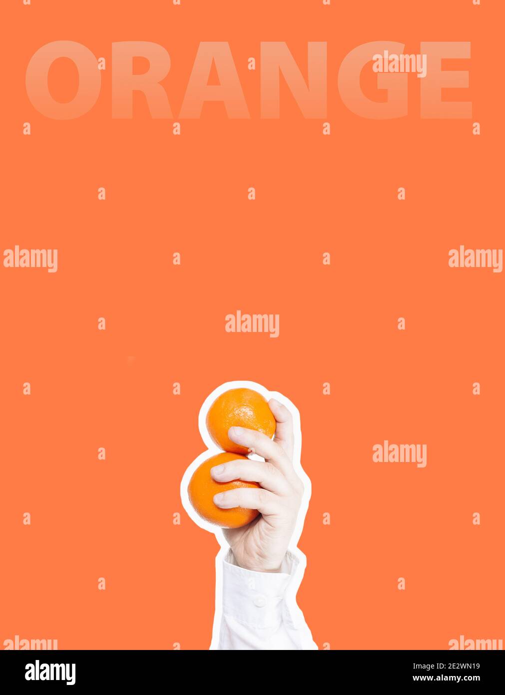 Hand hält zwei Orangen und das Wort Orange auf einem hellen orange Hintergrund, Collage im Magazin-Stil Stockfoto