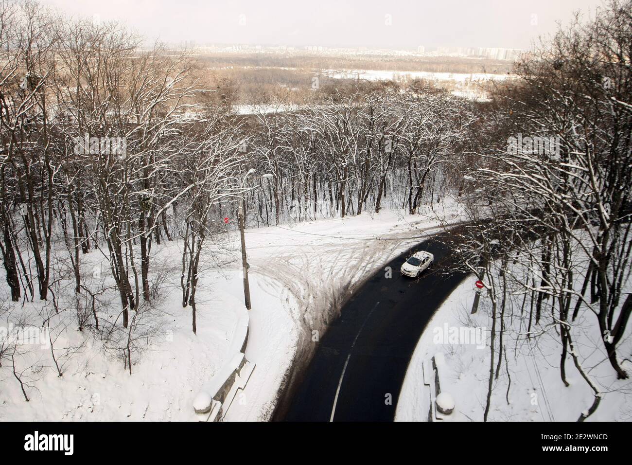 Nicht exklusiv: KIEW, UKRAINE - 15. JANUAR 2021 - EIN Auto bewegt sich entlang einer Straße, wie aus dem Wolodymyrska Hill (St. Wolodymyr's Hill) Park, Kiew, Hauptstadt von gesehen Stockfoto