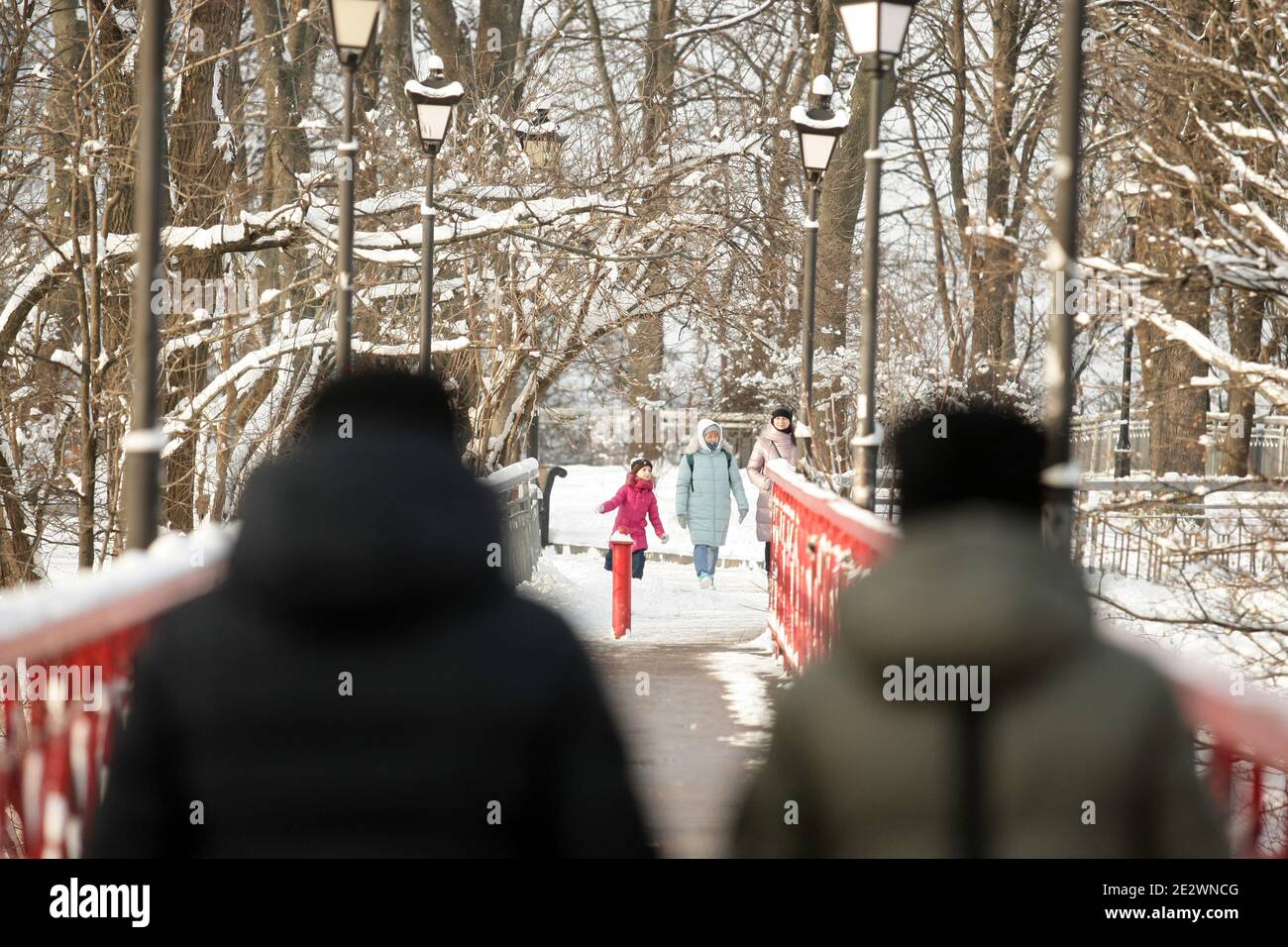 Nicht exklusiv: KIEW, UKRAINE - 15. JANUAR 2021 - Fußgänger sind auf einer Brücke im Wolodymyrska Hügel (St. Wolodymyr Hügel) Park, Kiew, Hauptstadt von U gesehen Stockfoto
