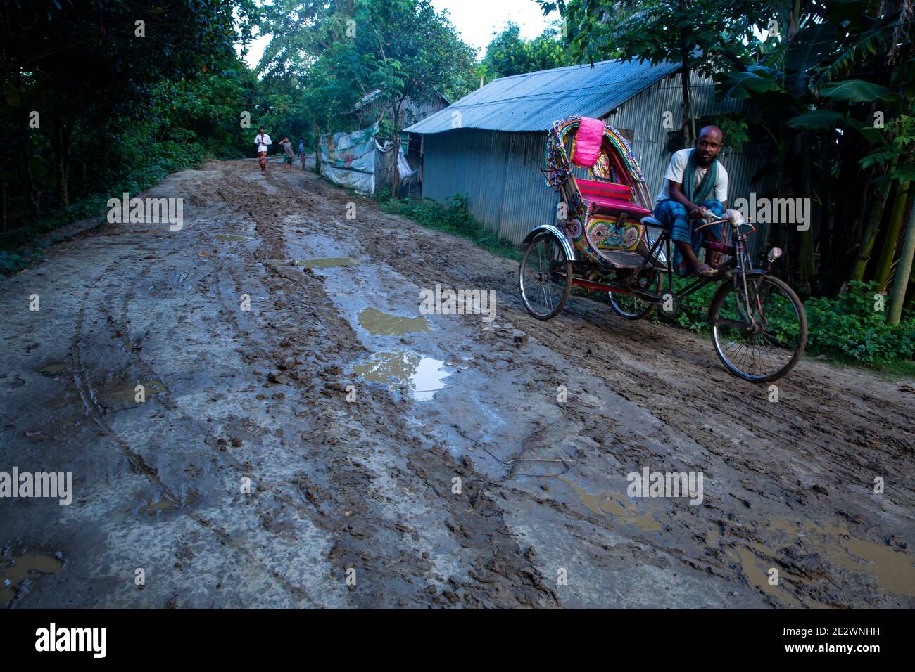 Eine schlammige Straße in Chandpur, Bangladesch Stockfoto