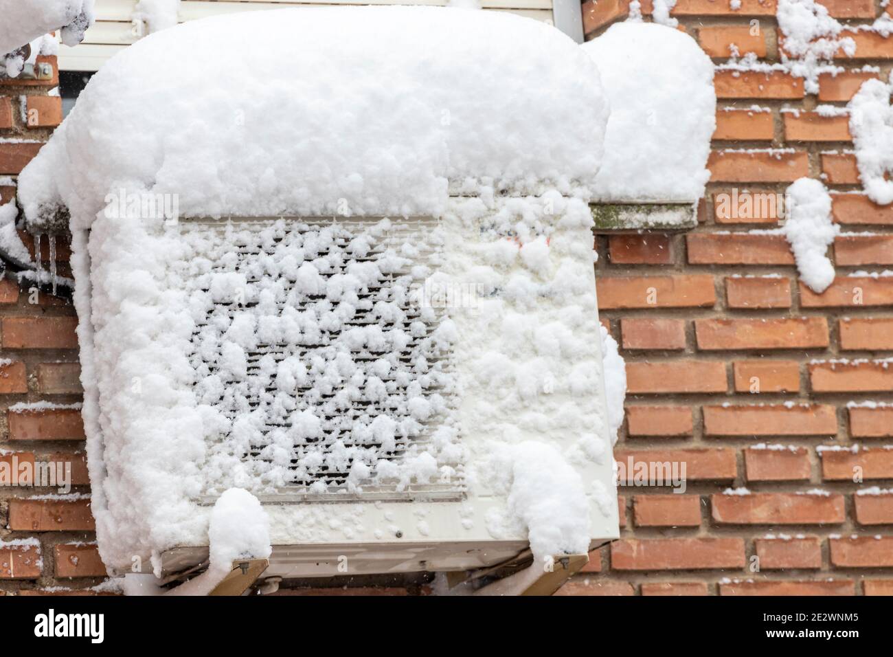 Horizontale Ansicht im Vordergrund einer Klimaanlage im Freien Einheit Vollständig von Schnee bedeckt Stockfoto