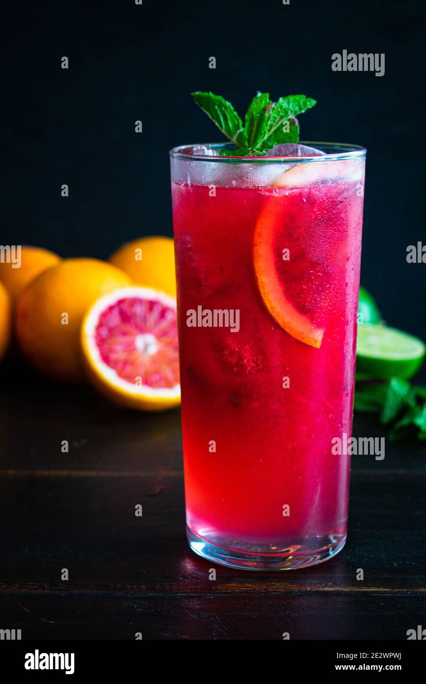 Blood Orange und Himbeer Mojito: Ein Rum-Cocktail mit Blutorangen ...