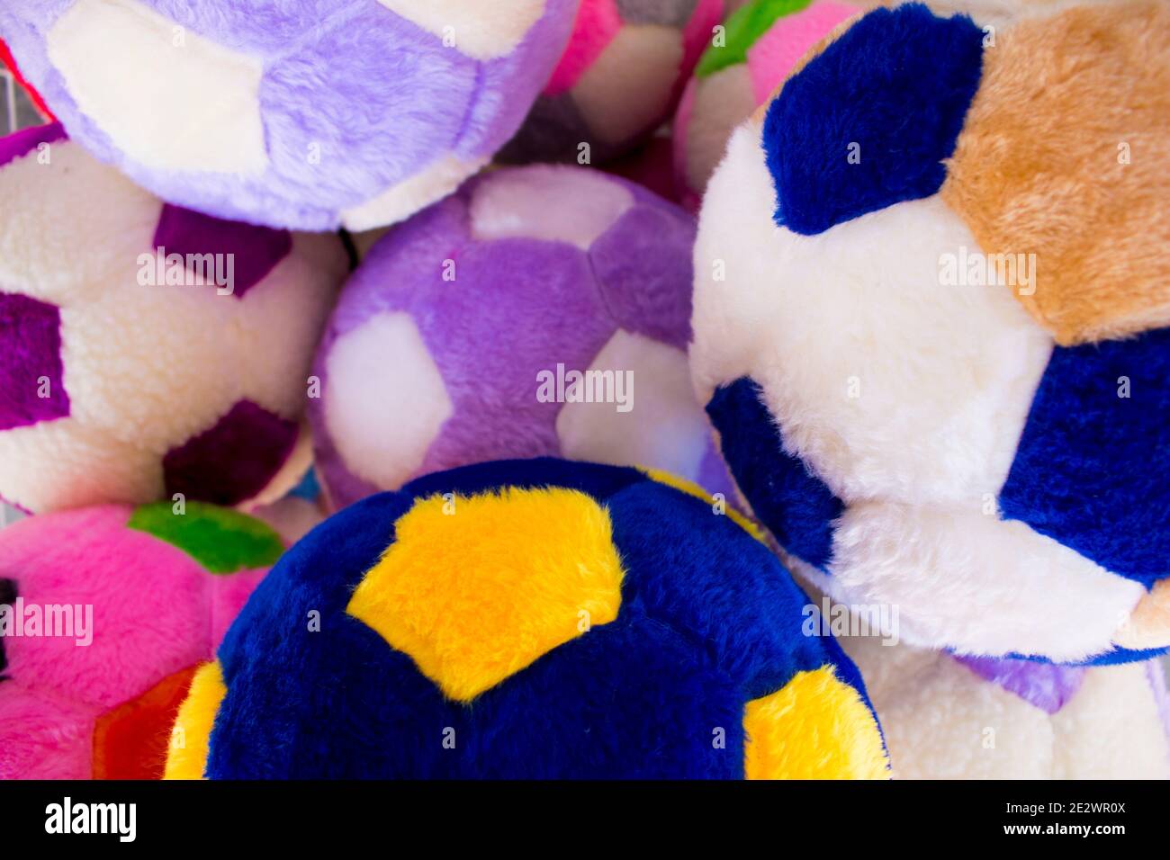 Gruppe von vielen farbigen Plüsch Bälle für Fußball-Spiel. Spielzeug für Kinder und Haustiere Stockfoto