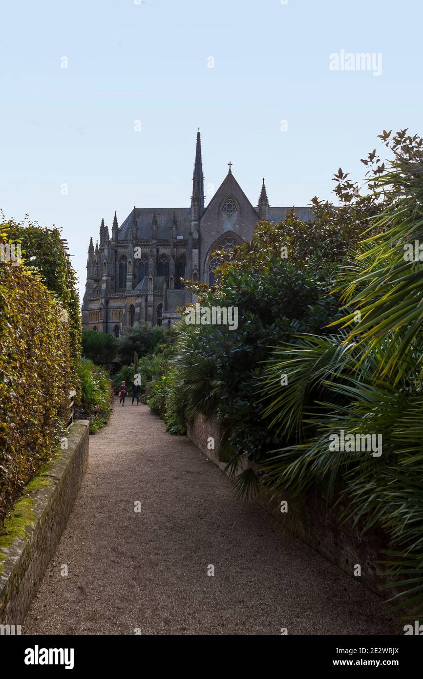 Arundel Cathedral of Our Lady and Saint Philip Howard, von den Gärten von Arundel Castle aus gesehen, West Sussex, England, Großbritannien Stockfoto