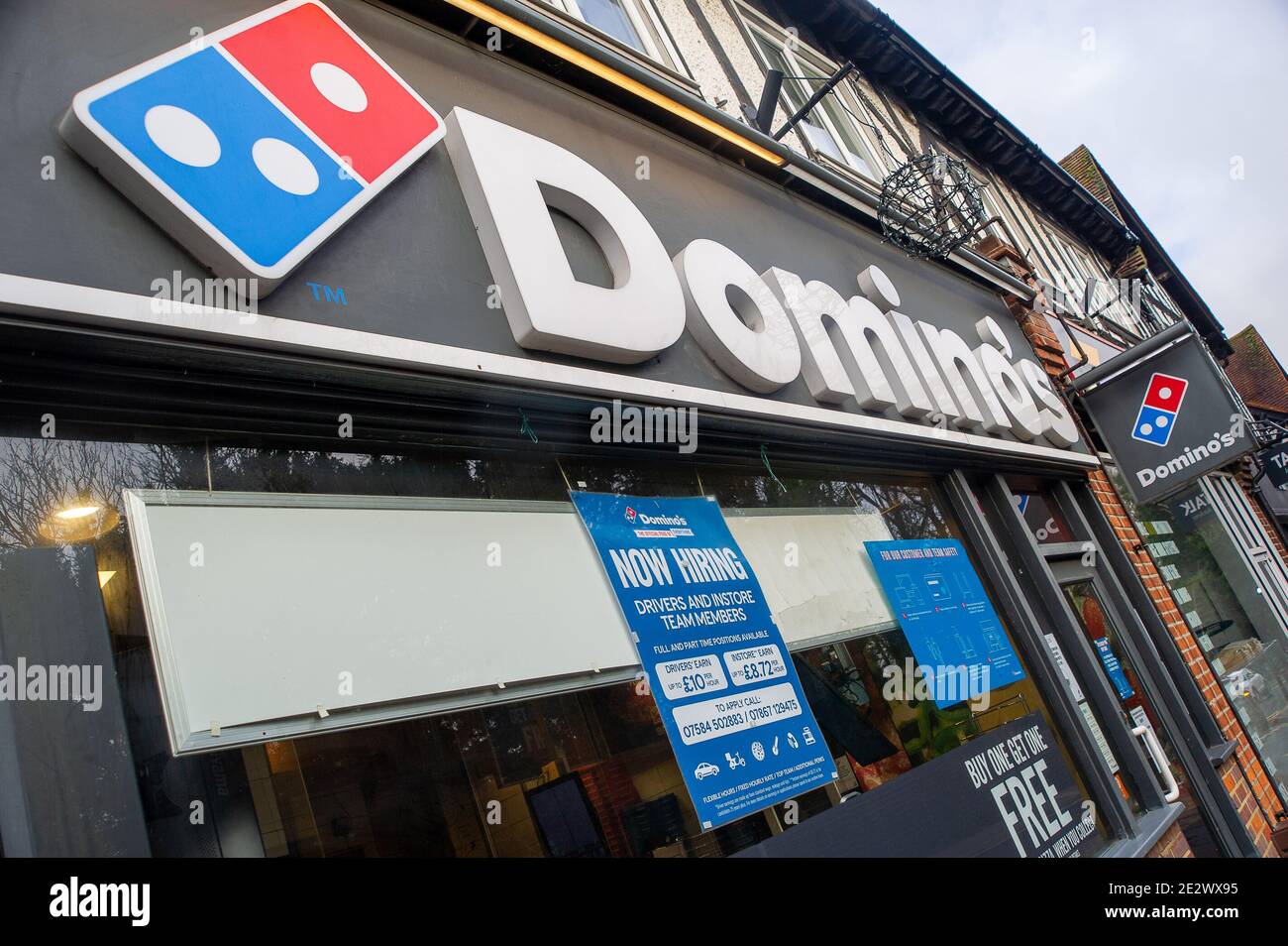 Chalfont St Peter, Buckinghamshire, Großbritannien. Januar 2021. Dominio's Pizza ist während der letzten Covid-19-Sperre weiterhin für Imbisse und Lieferungen geöffnet. Quelle: Maureen McLean/Alamy Stockfoto