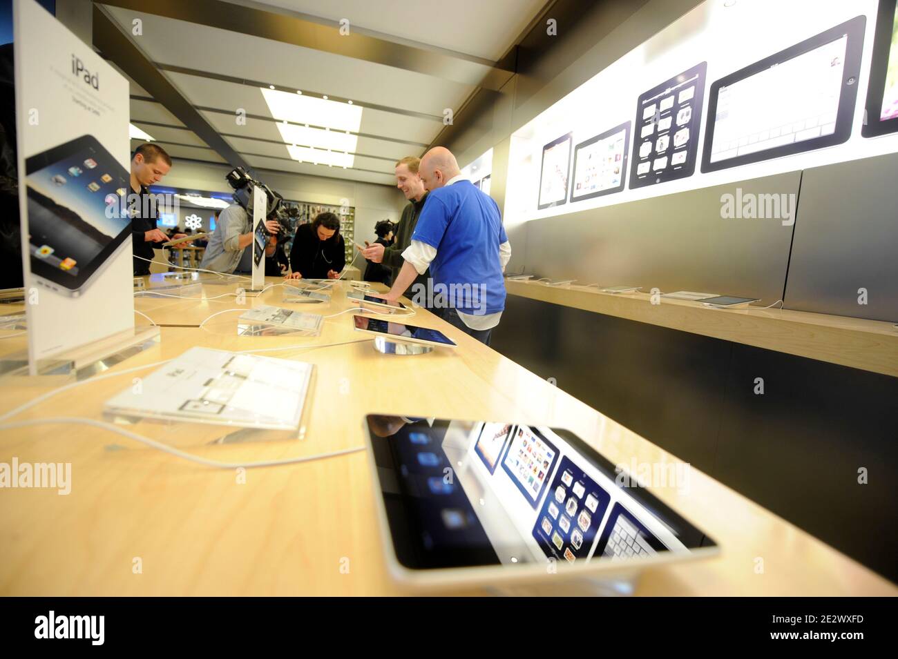 Atmosphäre im Apple Flagship-Store auf der Fifth Avenue am Tag, an dem Apple sein mit Spannung erwartetes iPad am 3. April 2010 in New York City, NY, USA, veröffentlichte. Hunderte Reihen sich vor dem Geschäft zu einem der ersten in der Welt, das neue Gerät zu erwerben, Alle diese ersten iPad Käufer wurden durch die Fähigkeit, elektronische Bücher lesen, Video ansehen und laufen eine Vielzahl von nützlichen oder unterhaltsamen Anwendungen gezogen. Foto von Mehdi Taamallah/ABACAPRESS.COM Stockfoto