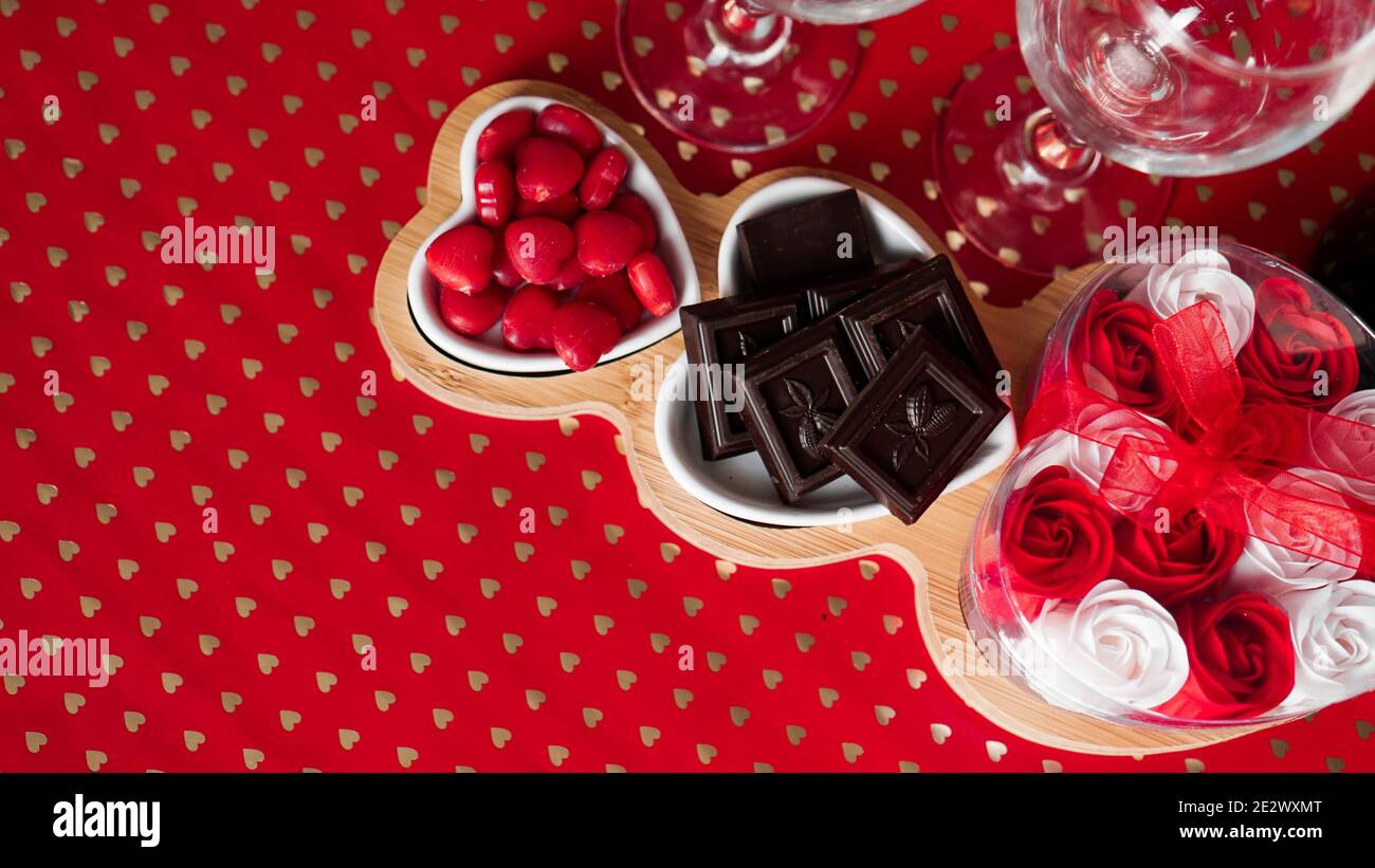 Rote Rosen Und Herz Auf Holztisch Valentinsgrusstageskonzept Stockfotos Und Bilder Kaufen Alamy