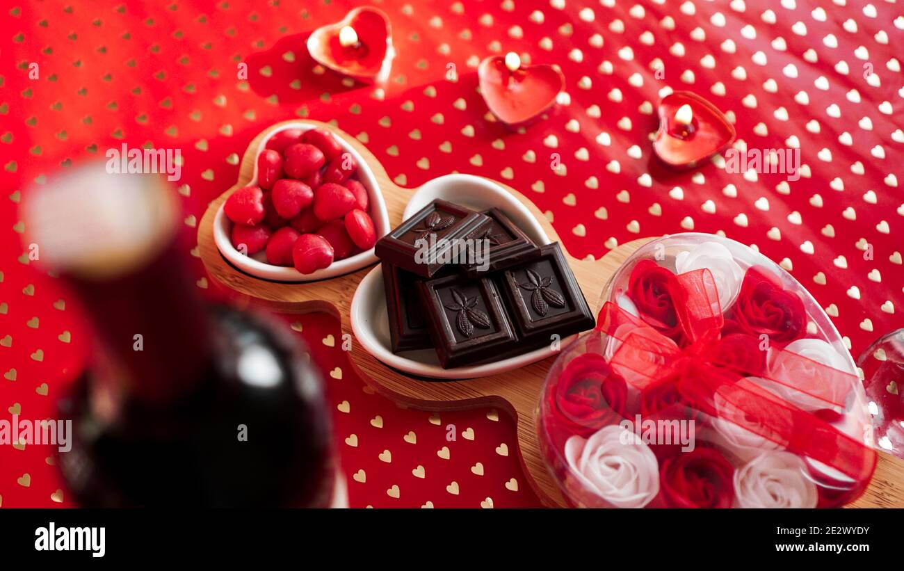 Rote Rosen Und Herz Auf Holztisch Valentinsgrusstageskonzept Stockfotos Und Bilder Kaufen Alamy