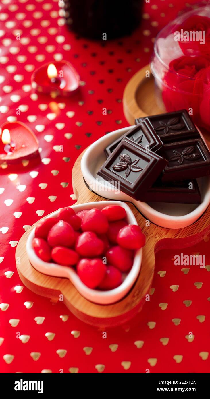 Rote Rosen Und Herz Auf Holztisch Valentinsgrusstageskonzept Stockfotos Und Bilder Kaufen Alamy