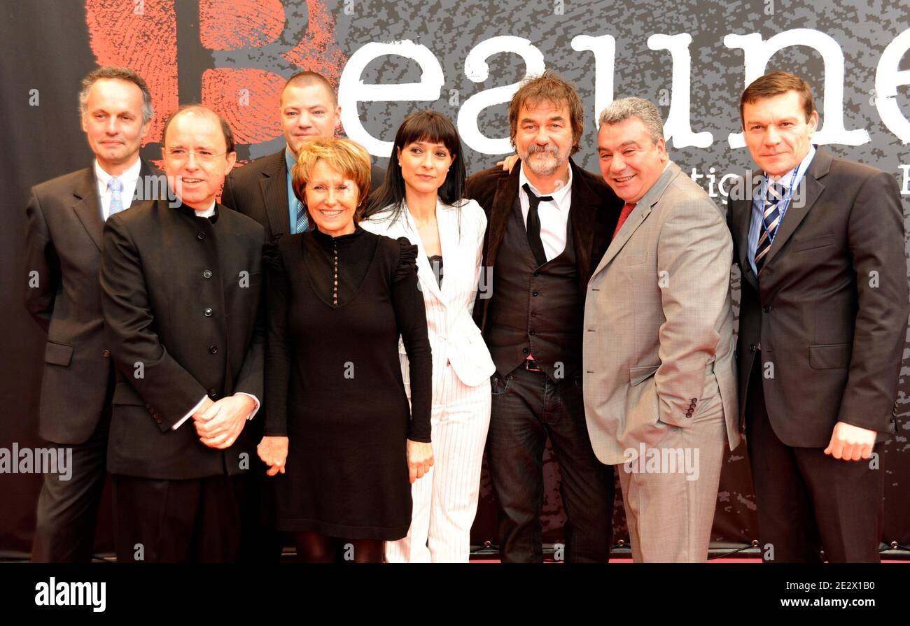 Mitglieder der Jury "Special Policef" Präsident Danielle Thiery, Honorary Chief Superintendent, Christian Aghroum Chief Superintendent, Philippe Burgeaud Controler Gal, Leiter der Kriminalpolizei von Versailles, Nadine Carmel-Tremblay Chief Superintendent der Polizei von Quebec, Franck Douchy Chief Superintendent, Elile Perez Inspector General der nationalen Polizei der Polizei, John Reinbold New York Police Department Detective und Olivier Marchal während des 2. Internationalen Thriller Film Festivals in Beaune, Mittelfrankreich am 11. April 2010. Foto von Mousse/ABACAPRESS.COM Stockfoto