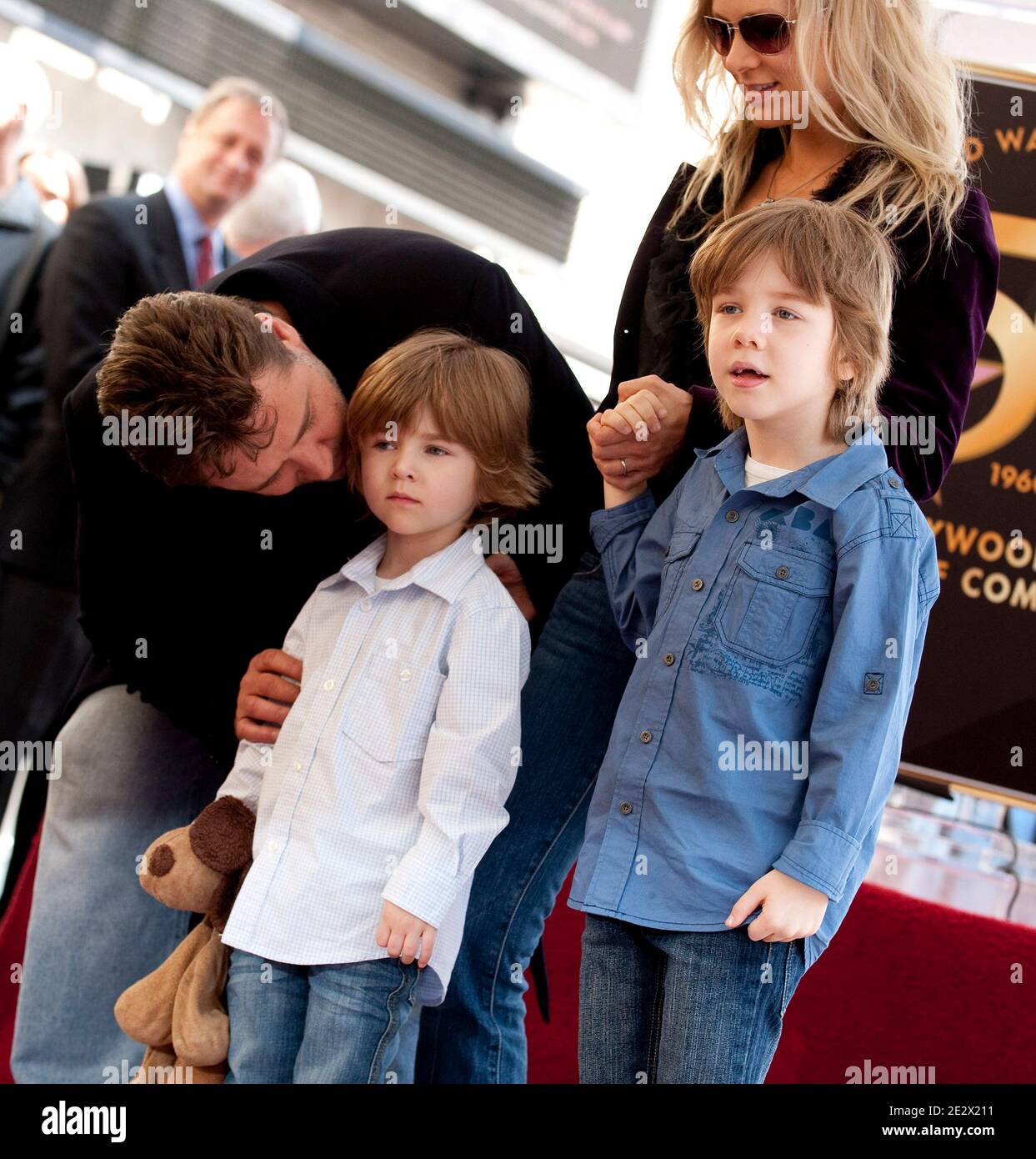 Russell Crowe, Danielle Spencer, Charles Spencer Crowe, Tennyson Spencer Crowe posiert am 12. April 2010 in Los Angeles, CA, USA. Russell Crowe wird auf dem Hollywood Walk of Fame vor dem Kodak Theater mit einem Star geehrt. Foto von Lionel Hahn/ABACAPRESS.COM Stockfoto