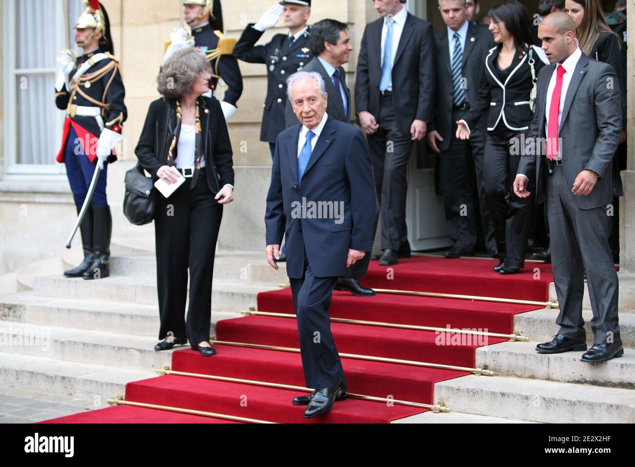 Der israelische Premierminister Shimon Peres verlässt sein Treffen mit dem französischen Premierminister am 13. April 2010 im Matignon Hotel, in Paris, Frankreich. Foto von Thibault Camus/ABACAPRESS.COM Stockfoto