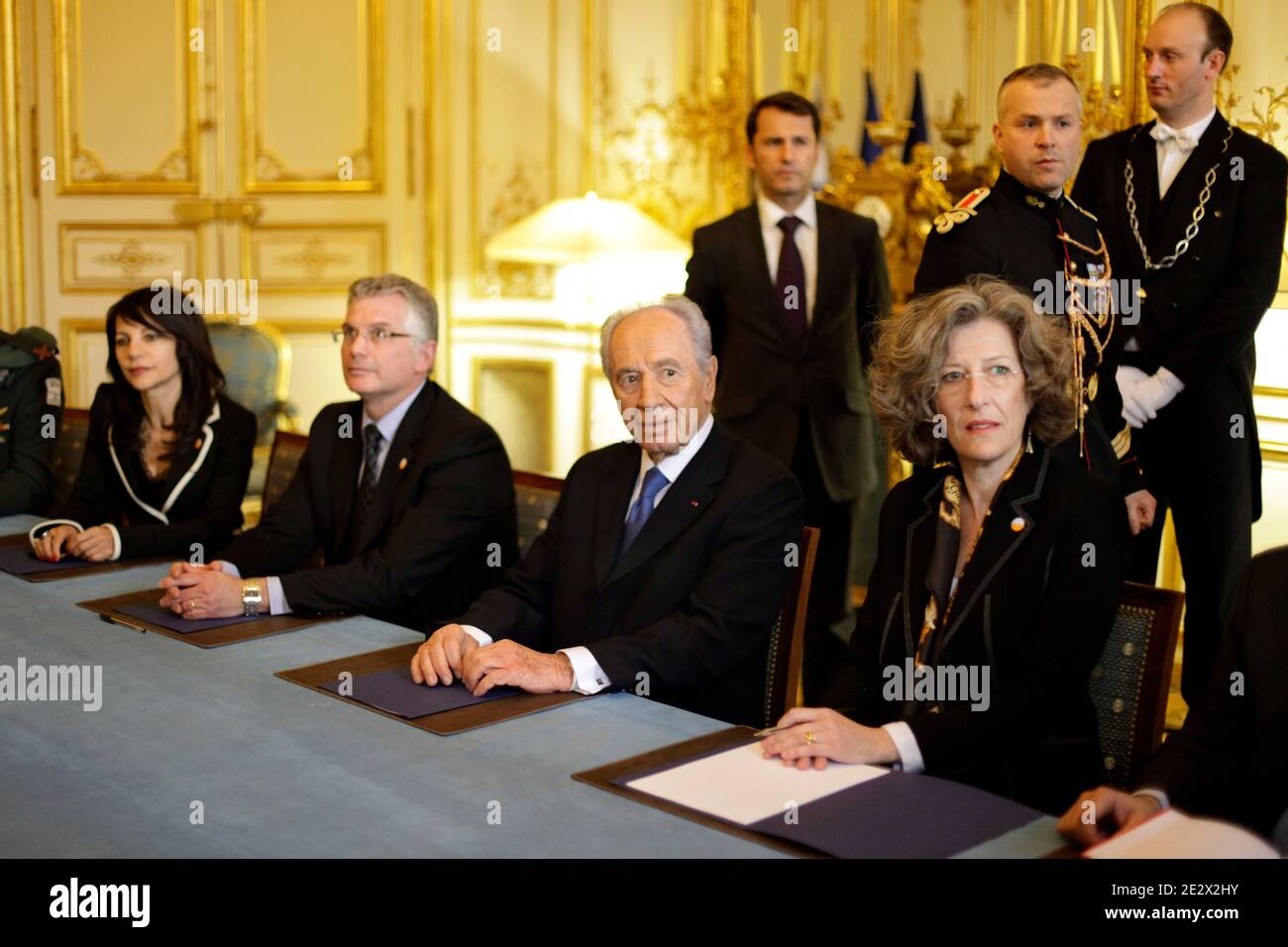 Der israelische Premierminister Shimon Peres wird vor einem Treffen mit dem französischen Premierminister am 13. April 2010 im Matignon Hotel in Paris, Frankreich, gesehen. Foto von Thibault Camus/ABACAPRESS.COM Stockfoto