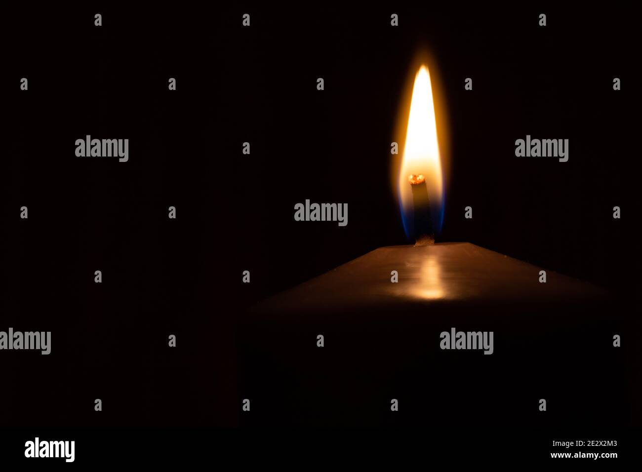 Kerzenflamme schließen in der Dunkelheit mit Kopierraum Stockfoto