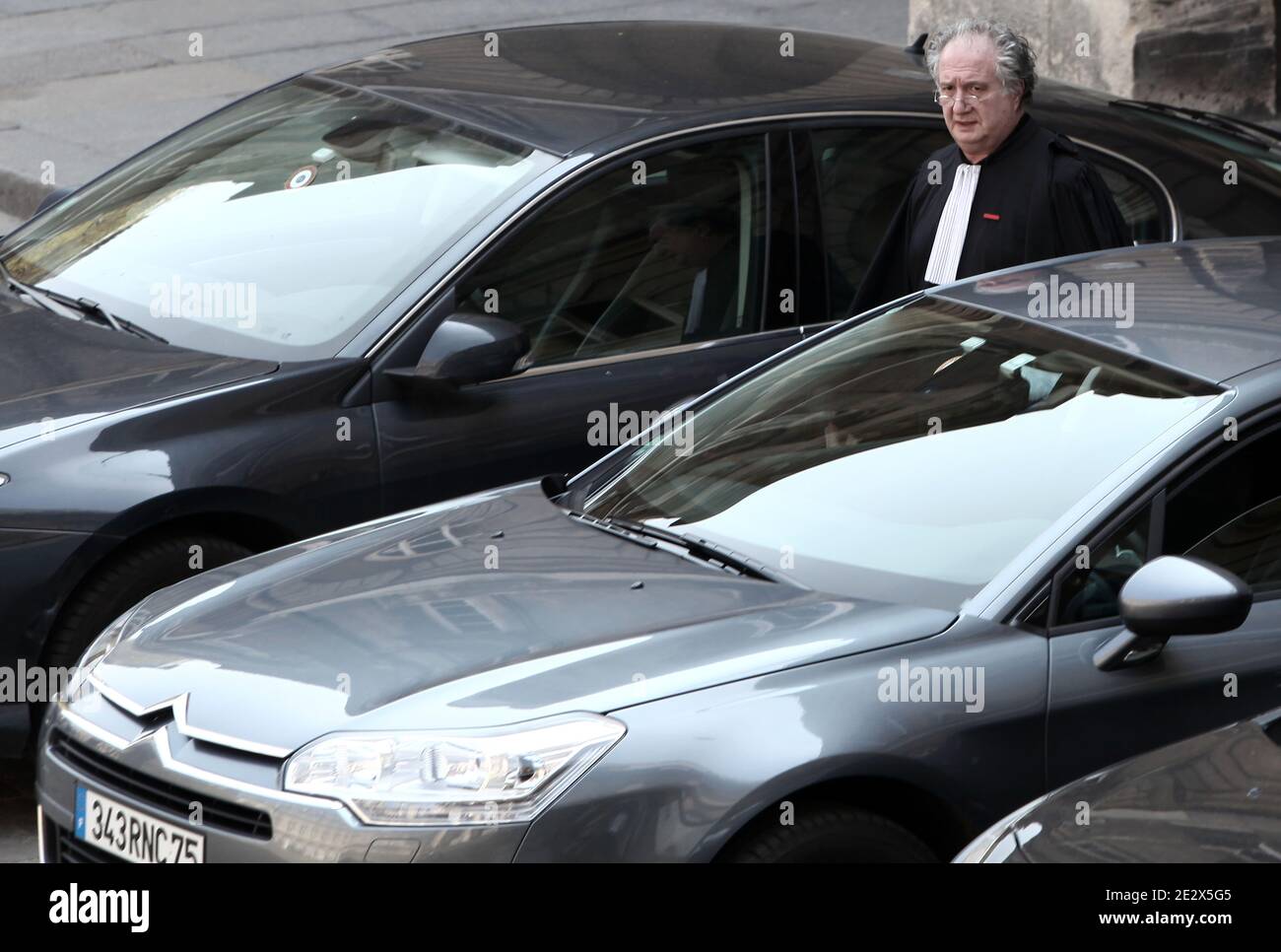 Die Anwälte Leon-Lef Forster ist im Gerichtsgebäude in Paris für die Eröffnung des Prozesses gegen Charles Pasqua in Paris, Frankreich am 19. April 2010 abgebildet. Der ehemalige französische Innenminister Charles Pasqua geht heute wegen Korruption vor Gericht, als er in den 1990er Jahren Teil des Kabinetts war. Charles Pasqua steht drei Anklagen wegen angeblicher Bestechung im Gegenzug für die Vergabe eines Freundes eine Lizenz, ein Casino zu betreiben. Pasqua hat eine 18-monatige Haftstrafe wegen der Finanzierung seines Wahlkampfs für das Europäische Parlament mit Erlösen aus dem Verkauf aus dem Casino. Foto von Stephane Lemouton/ABA Stockfoto