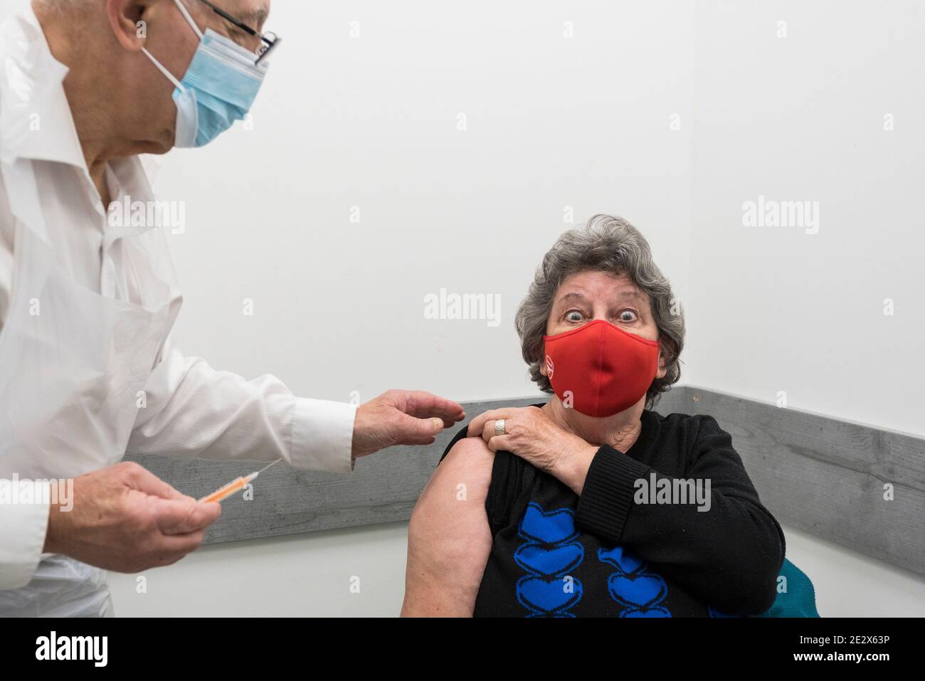 London, Großbritannien. 15. Januar 2021. Doreen Bye, 85 Jahre alt, reagiert scherzhaft, nachdem sie eine schmerzlose Coronavirus-Impfung bei der Cullymore Chemikerin in Edgware im Nordwesten Londons erhalten hat. Cullymore Chemiker ist einer von 6 kommunalen Apotheke Pilotstandorte im ganzen Land bietet Coronavirus-Impfungen. Es wurden 3 spezielle Beratungsräume eingerichtet, die von qualifizierten Impfern besetzt sind, um den Oxford-AstraZeneca-Impfstoff zu verabreichen. Inhaber Hassan Khan erwartet, 1,200 Jabs pro Woche anbieten zu können, aber das gegenwärtige Problem ist ein Engpass in der Impfstoffversorgung. Kredit: Stephen Chung / Alamy Live Nachrichten Stockfoto