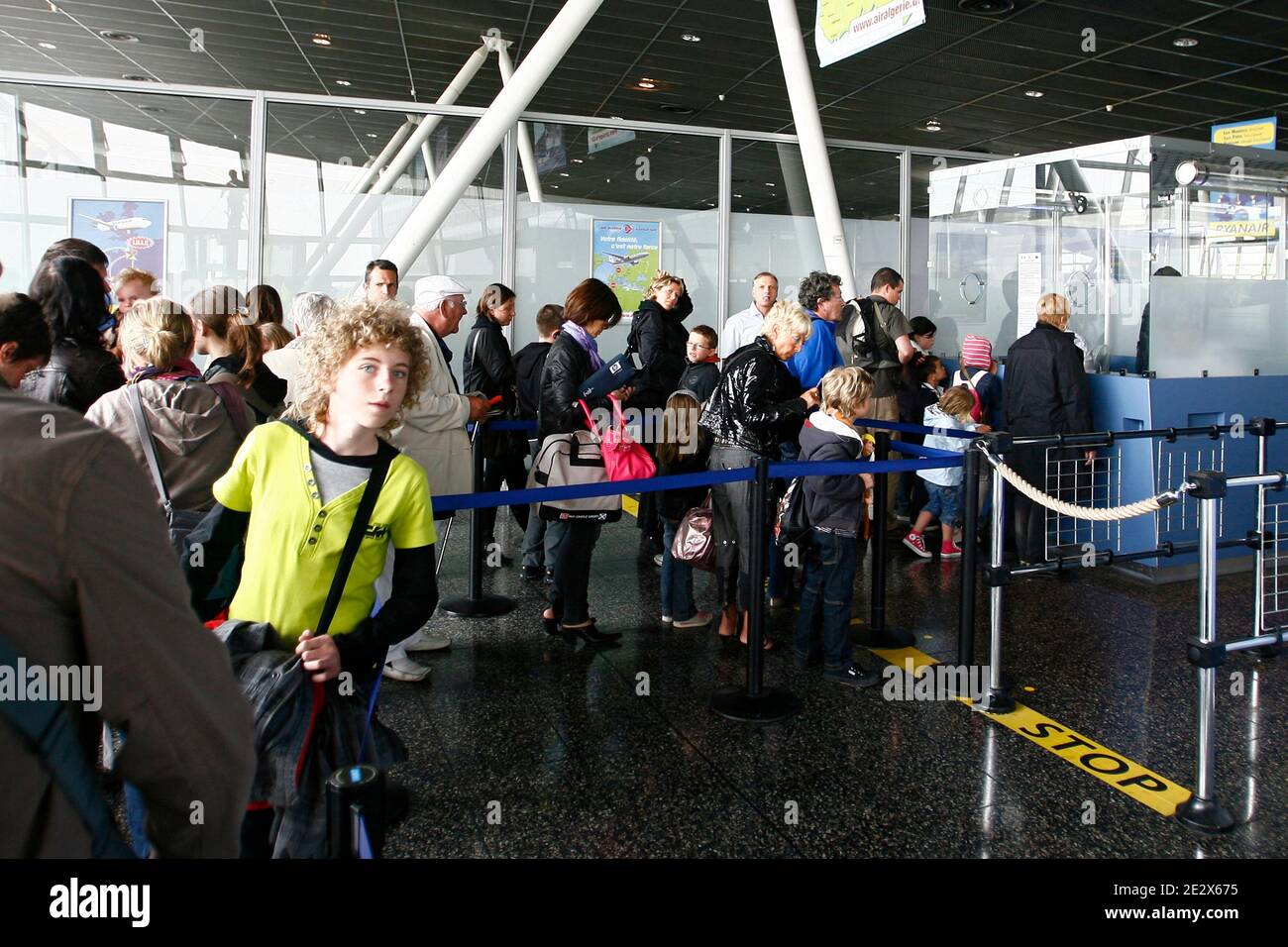 Nach mehreren Tagen völliger Blockierung des europäischen Himmels nach dem Vulkanausbruch in Island ist der Flughafen Lille einer der letzten in Frankreich, der wieder geöffnet wurde. Das erste Flugzeug ist um 13:20 Uhr aus Tunesien gelandet. Lille, nördlich von Fra Stockfoto