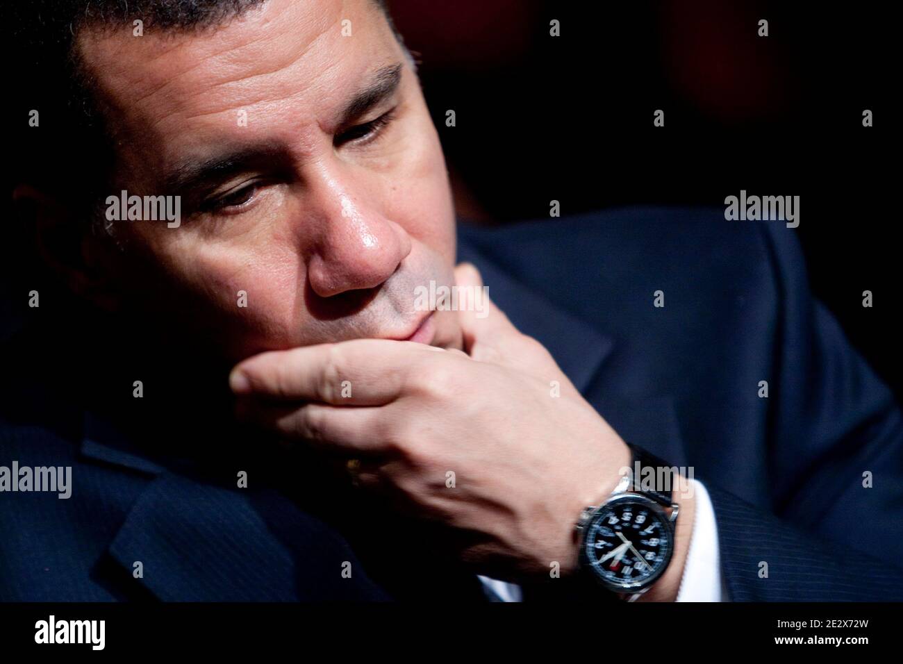 David Paterson, Gouverneur von New York, hört die Rede von US-Präsident Barack Obama über Finanzreformen bei der Cooper Union in New York City, NY, USA am 22. April 2010. Obama forderte die Finanzindustrie auf, ihre "wütenden Bemühungen", seinen Regulierungsplan zu bekämpfen, fallen zu lassen, und sagte, dass ein Versäumnis, härtere Regeln auf den Markt zu verhängen, das US-Wirtschaftssystem gefährden würde. Foto von Daniel Acker/ABACAPRESS.COM Stockfoto