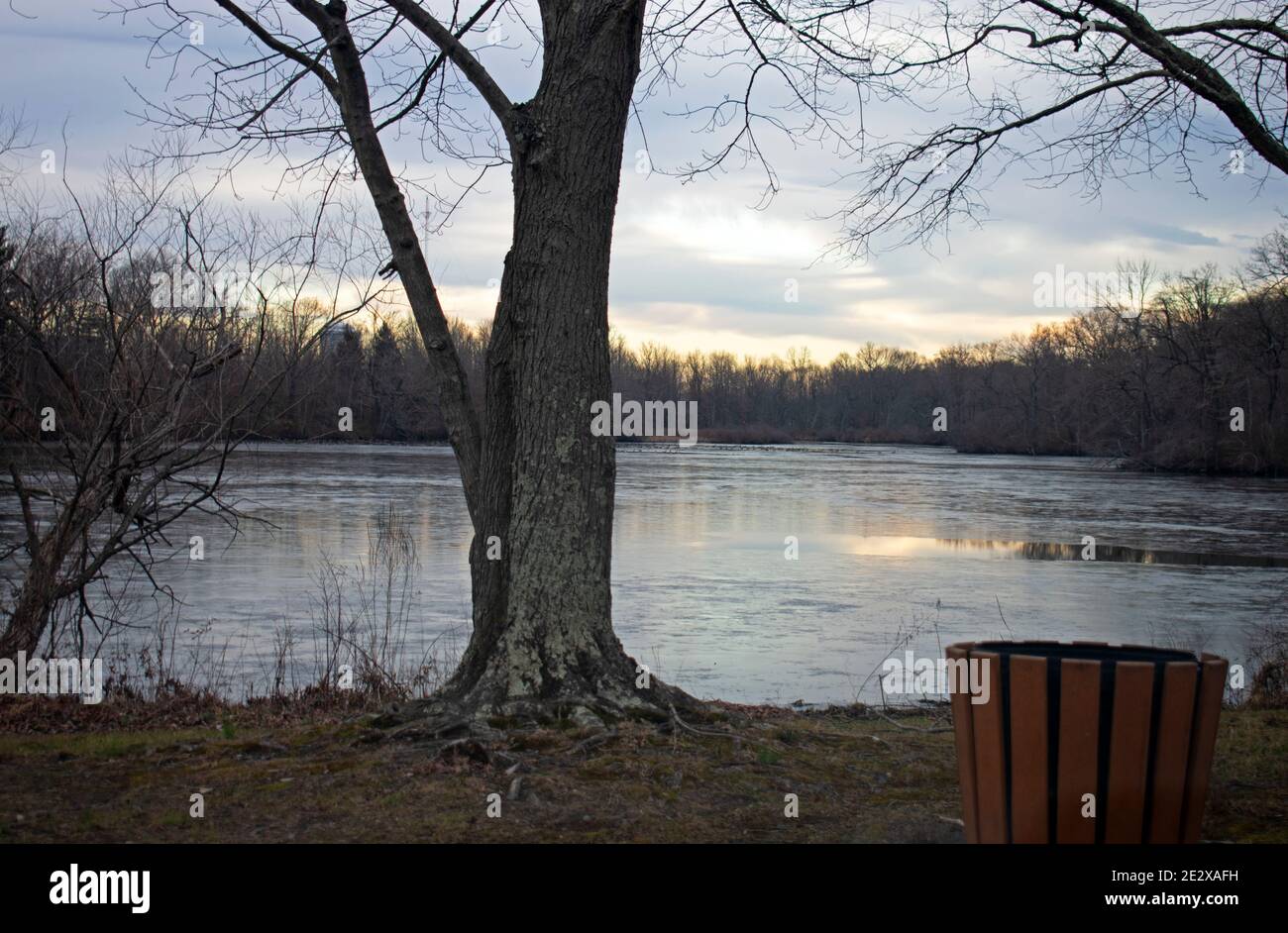 Sonnenuntergang über dem Etra See in East Windsor, New Jersey, an einem kalten und bewölkten Winternachmittag -01 Stockfoto