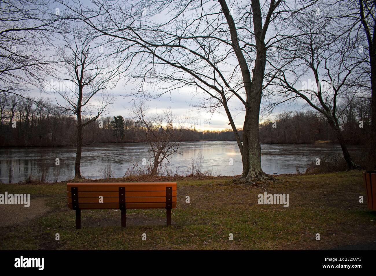 Sonnenuntergang über dem Etra See in East Windsor, New Jersey, an einem kalten und bewölkten Winternachmittag -02 Stockfoto