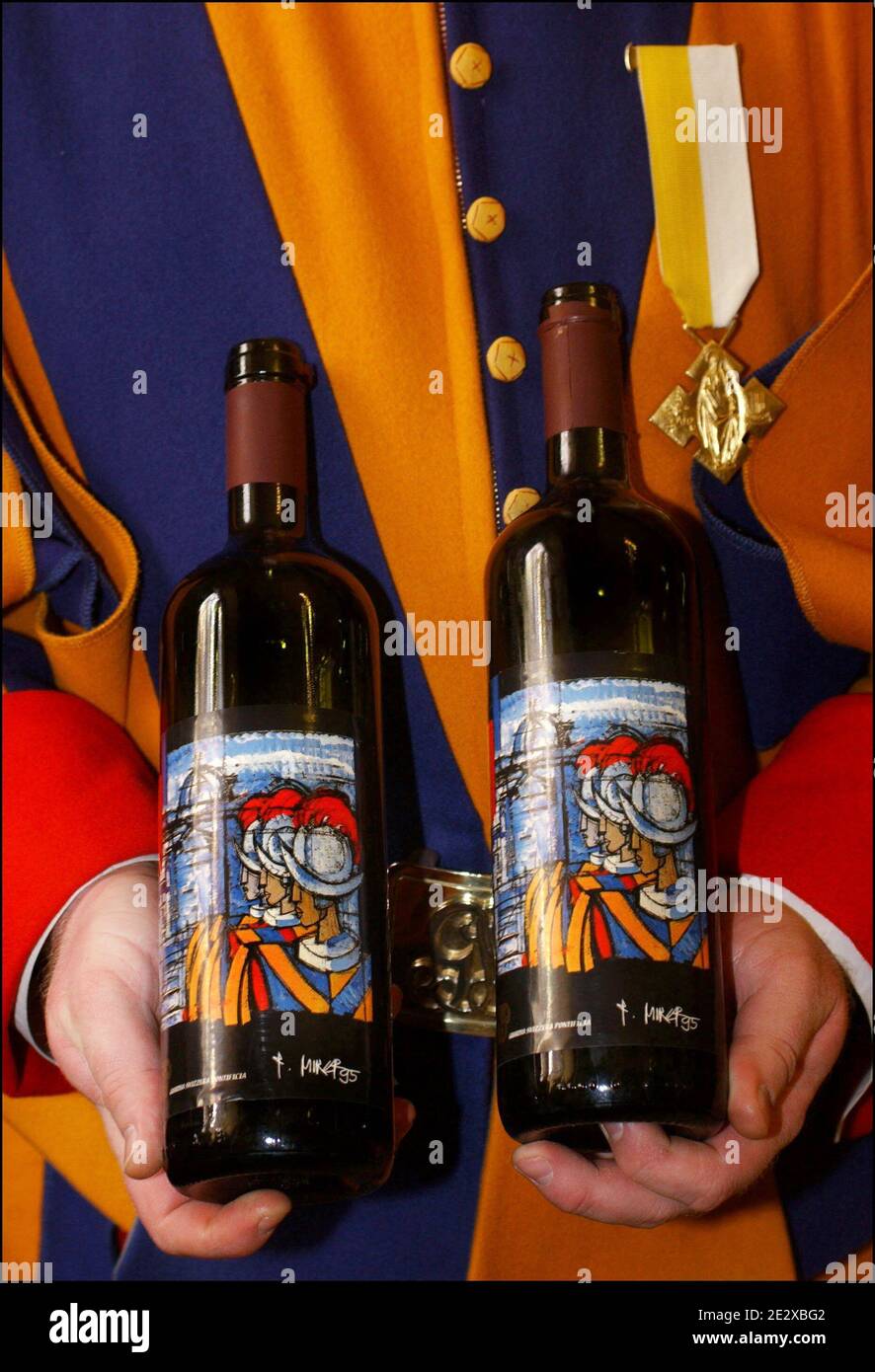 Ein Besuch im Herzen des Vatikans, des kleinsten Staates der Welt. Flasche Schweizer Gardenwein, hergestellt in der Nähe von Castelgandolfo, 20 km von Rom, Vatikan am 2003. Mai. Foto von Eric Vandeville/ABACAPRESS.COM Stockfoto