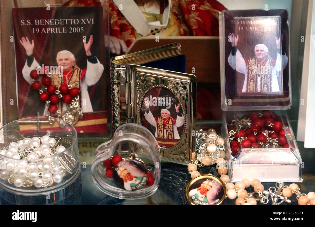 Ein Besuch im Herzen des Vatikans, des kleinsten Staates der Welt. Papst Benedikt XVI. Foto und Ware zum Verkauf in Rom in der Nähe des Vatikans am 22. April 2005. Foto von Eric Vandeville/ABACAPRESS.COM Stockfoto