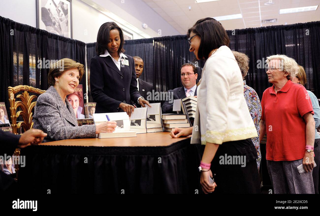 "Die ehemalige First Lady Laura Bush signiert ihr neues Buch "Spoken from the Heart" bei Books-A-Million in McLean, VA, USA, am 4. Mai 2010.(Bild:Laura Bush) Foto von Olivier Douliery /ABACAPRESS.COM ' Stockfoto