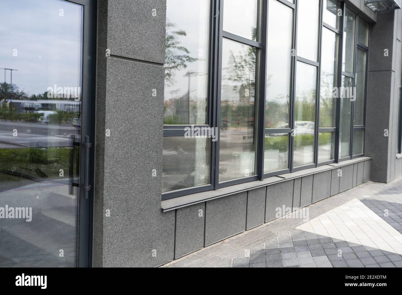 Abstraktes Fragment moderner Architektur, graue Wände, Glas und Beton. Stockfoto