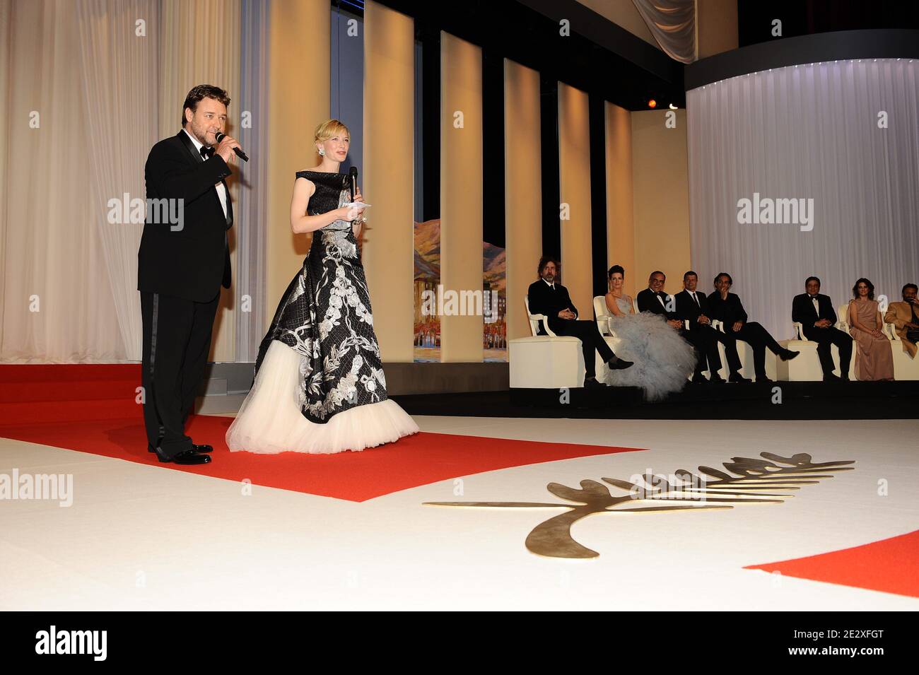 Russell Crowe und Cate Blanchett bei der Premiere von Ridley Scotts Robin Hood, die während der Eröffnungsfeier der 63. Filmfestspiele von Cannes am 12. Mai 2010 in Cannes, Südfrankreich, außer Konkurrenz präsentiert wurde. Foto von Hahn-Nebinger-Orban/ABACAPRESS.COM Stockfoto