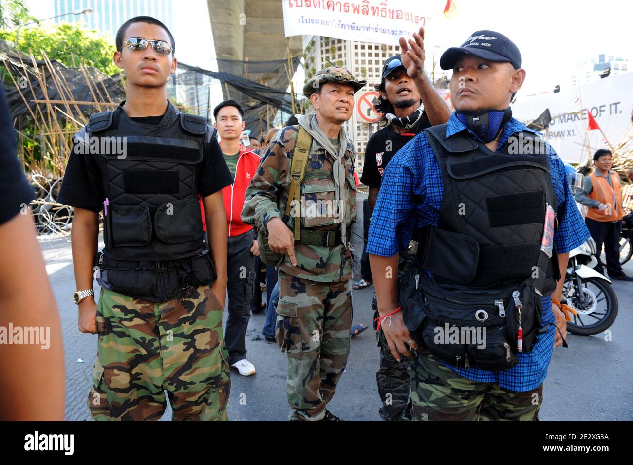 "Major General Khattiya Sawasdipol erleidet eine Schusswunde am Kopf in der Nähe der Kreuzung Sala Daeng auf Rama IV im Geschäftsviertel von Bangkok, heute Abend am 13. Mai 2010, und in kritischem Zustand im Hua Chiew Krankenhaus. FILEBILD - 09. Mai 2010 - Generalmajor Khattiya Sawasdipol, alias Seh Daeng, Anführer der thailändischen "Roten Hemden". Seit Sonntag, dem 9. Mai 2010 ist offiziell der Feind Nummer eins der thailändischen Regierung. Während die Bombenangriffe in Bangkok zunehmen, wurde General Khattiya Sawasdiphol, alias "Seh Daeng", als "Terroristenführer" bezeichnet, der Leiter dieser nicht identifizierten Armee, die die Stadt terrorisiert Stockfoto